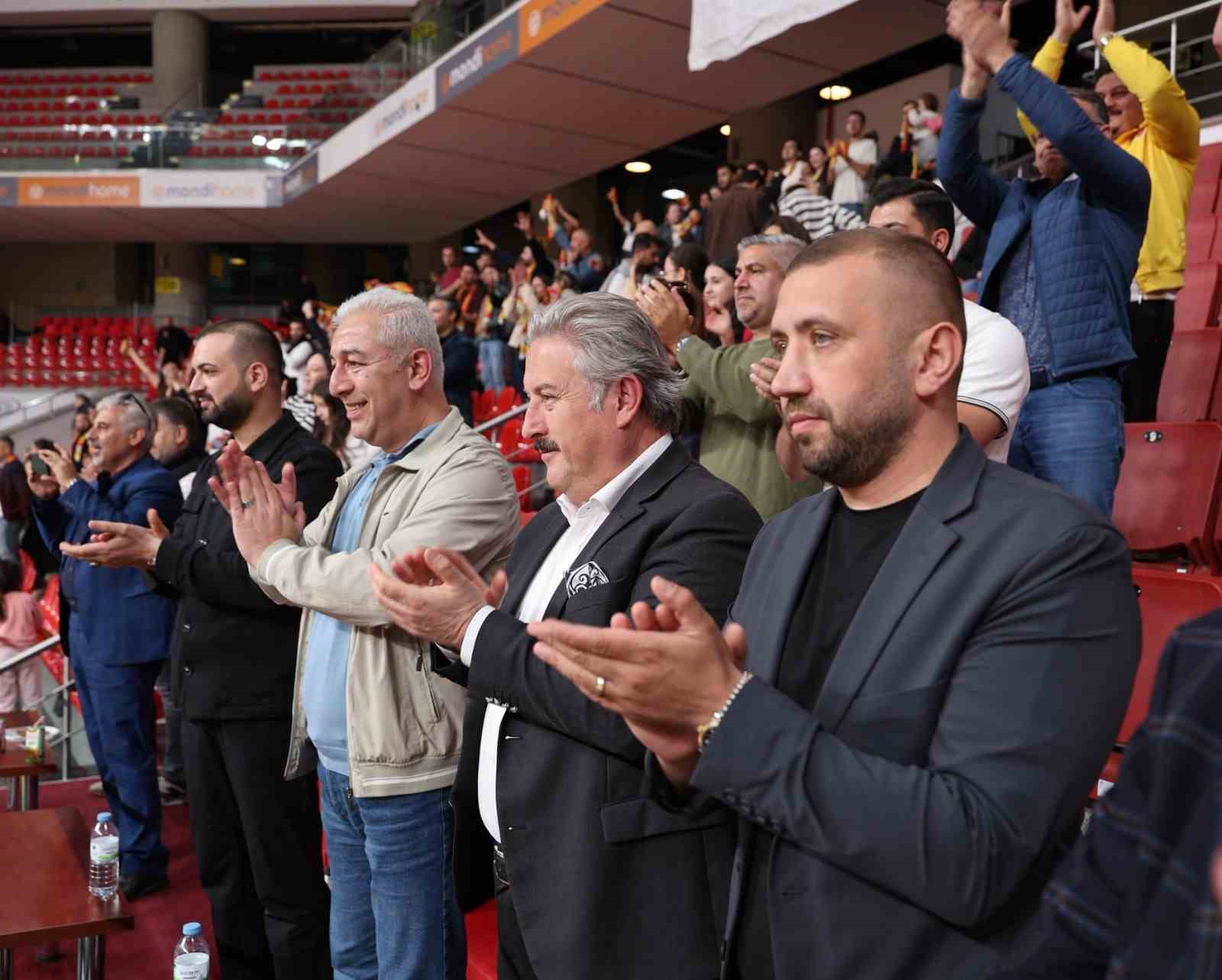 HALKBANK KADINLAR BASKETBOL SÜPER LİGİ 2. HAFTA KARŞILAŞMASINDA MELİKGAZİ KAYSERİ BASKETBOL İLE TURGUT BELEDİYESPOR KARŞI KARŞIYA GELDİ. MELİKGAZİ KAYSERİ RAKİBİNİ 64-58 MAĞLUP EDEREK, BU SEZON İLK GALİBİYETİNİ ALDI.