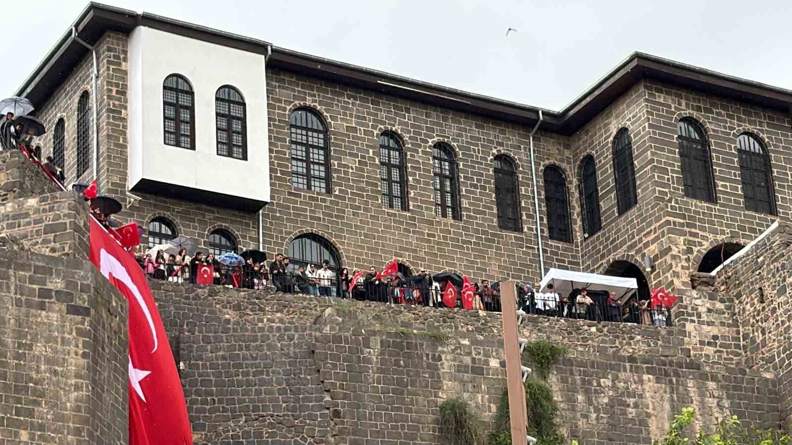 TÜRK HAVA KUVVETLERİ’NİN GÖSTERİ EKİBİ SOLOTÜRK, DİYARBAKIR’IN TARİHİ MEKANLARI ARASINDA YER ALAN HEVSEL BAHÇELERİ VE İÇKALE ÇEVRESİNDE UÇUŞ GERÇEKLEŞTİRDİ. GÖSTERİ İZLEMEK İÇİN İÇKALE’YE GELEN BİNLERCE KİŞİ GELDİ.