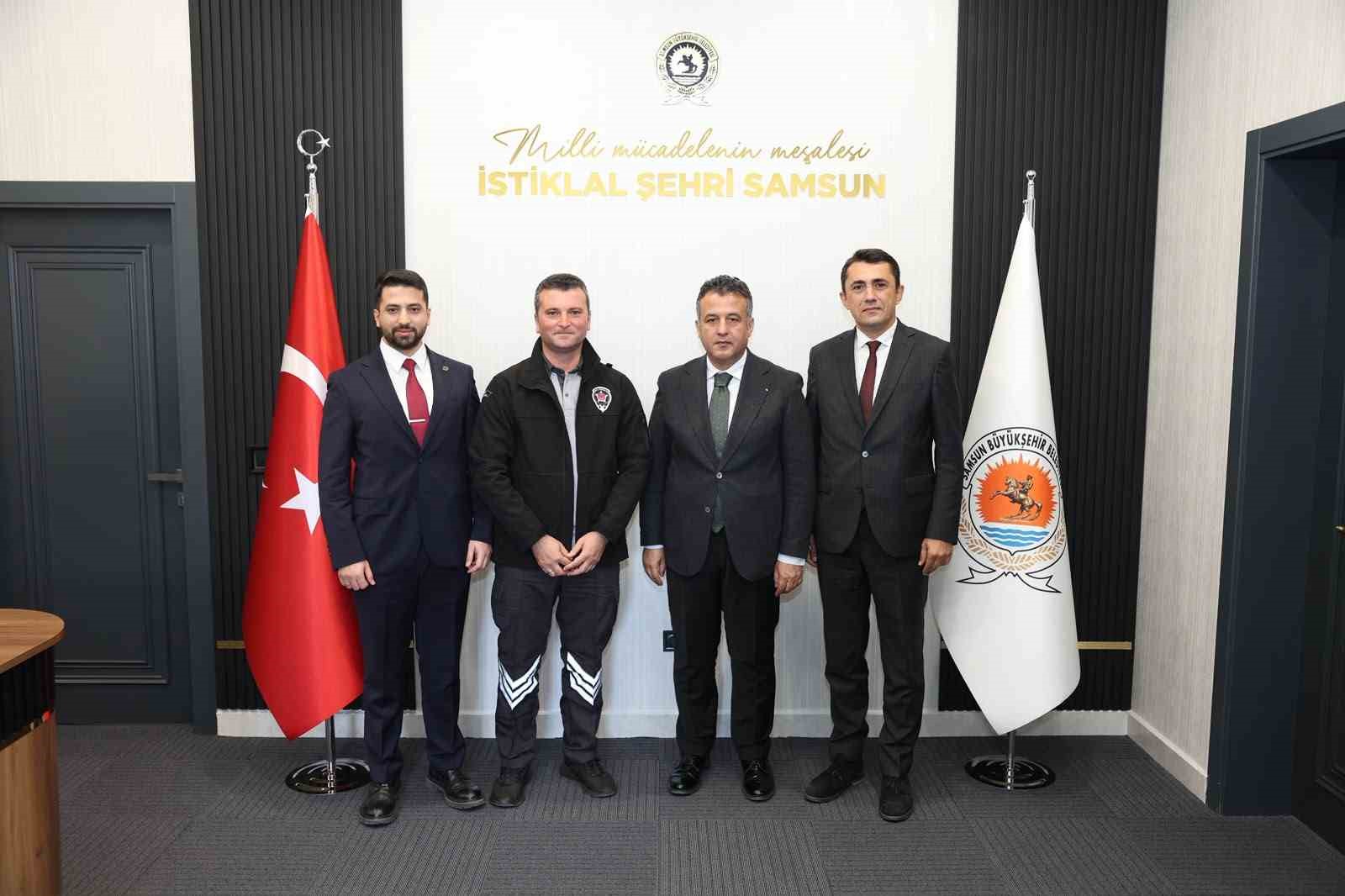 GÖREV YAPTIĞI SIRADA GÖSTERDİĞİ HIZLI VE CESUR MÜDAHALEYLE BİR ÇOCUĞUN HAYATININ KURTULMASINA VESİLE OLAN BÜYÜKŞEHİR BELEDİYESİ’NDE ÖZEL GÜVENLİK GÖREVLİSİ MUHAMMET LAFCI, SAMSUN BÜYÜKŞEHİR BELEDİYE BAŞKANI HALİT DOĞAN TARAFINDAN MAKAMINDA AĞIRLANDI. BAŞKAN DOĞAN, "ŞEHRİMİZİN HUZURU, GÜVENLİĞİ VE HEMŞEHRİLERİMİZİN CAN GÜVENLİĞİ İÇİN GÖREV YAPAN TÜM ÇALIŞMA ARKADAŞLARIMIZIN ORTAYA KOYDUĞU EMEK, ÖZVERİ VE SORUMLULUK BİZLER İÇİN SON DERECE KIYMETLİ" DEDİ.