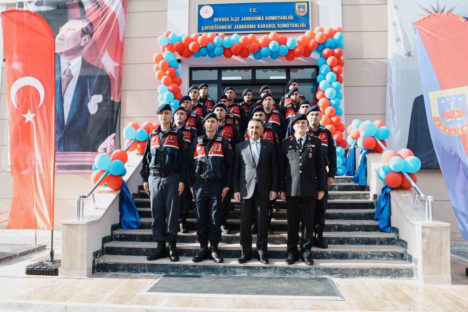 ZONGULDAK’IN DEVREK İLÇESİNE BAĞLI ÇAYDEĞİRMENİ BELDESİNDE YAPIMI TAMAMLANAN JANDARMA KARAKOL KOMUTANLIĞI YENİ HİZMET BİNASI TÖRENLE AÇILDI.