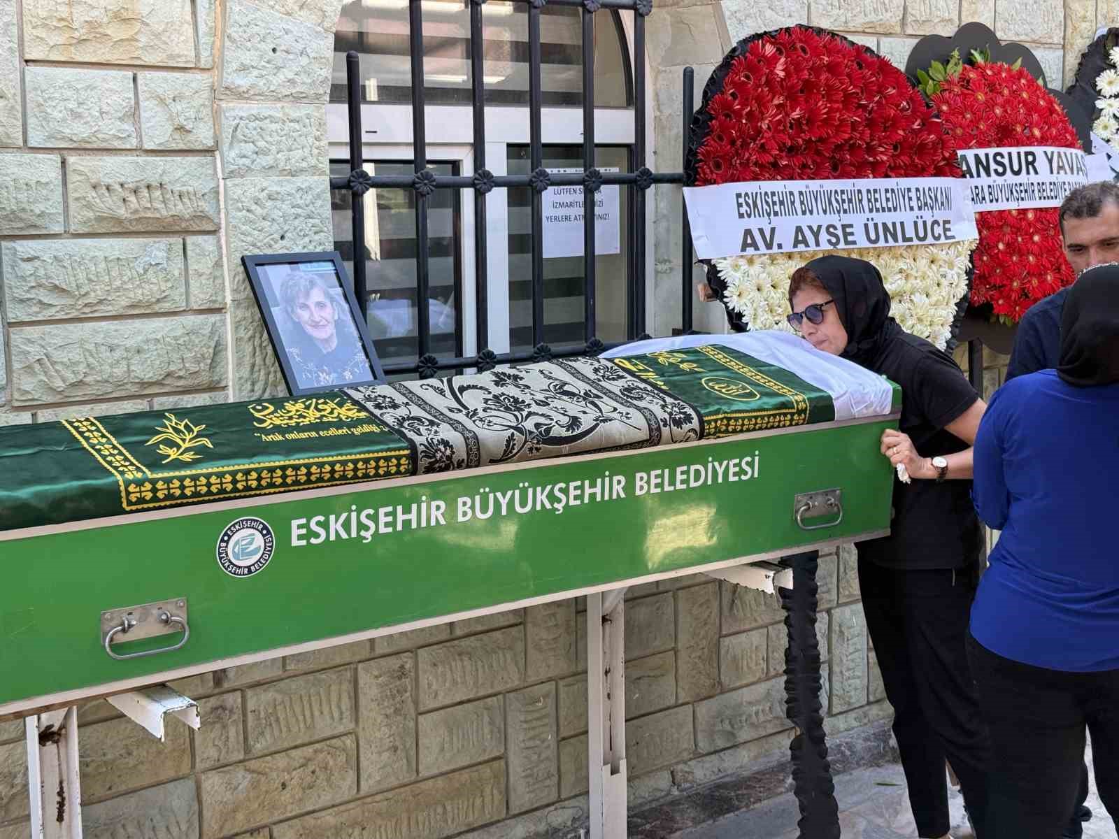 ESKİ ESKİŞEHİR BÜYÜKŞEHİR BELEDİYE BAŞKANI YILMAZ BÜYÜKERŞEN'İN HAYATINI KAYBEDEN KARDEŞİ GÜZİN BÜYÜKERŞEN, KILINAN CENAZE NAMAZININ ARDINDAN ASRİ MEZARLIK'TA TOPRAĞA VERİLDİ.