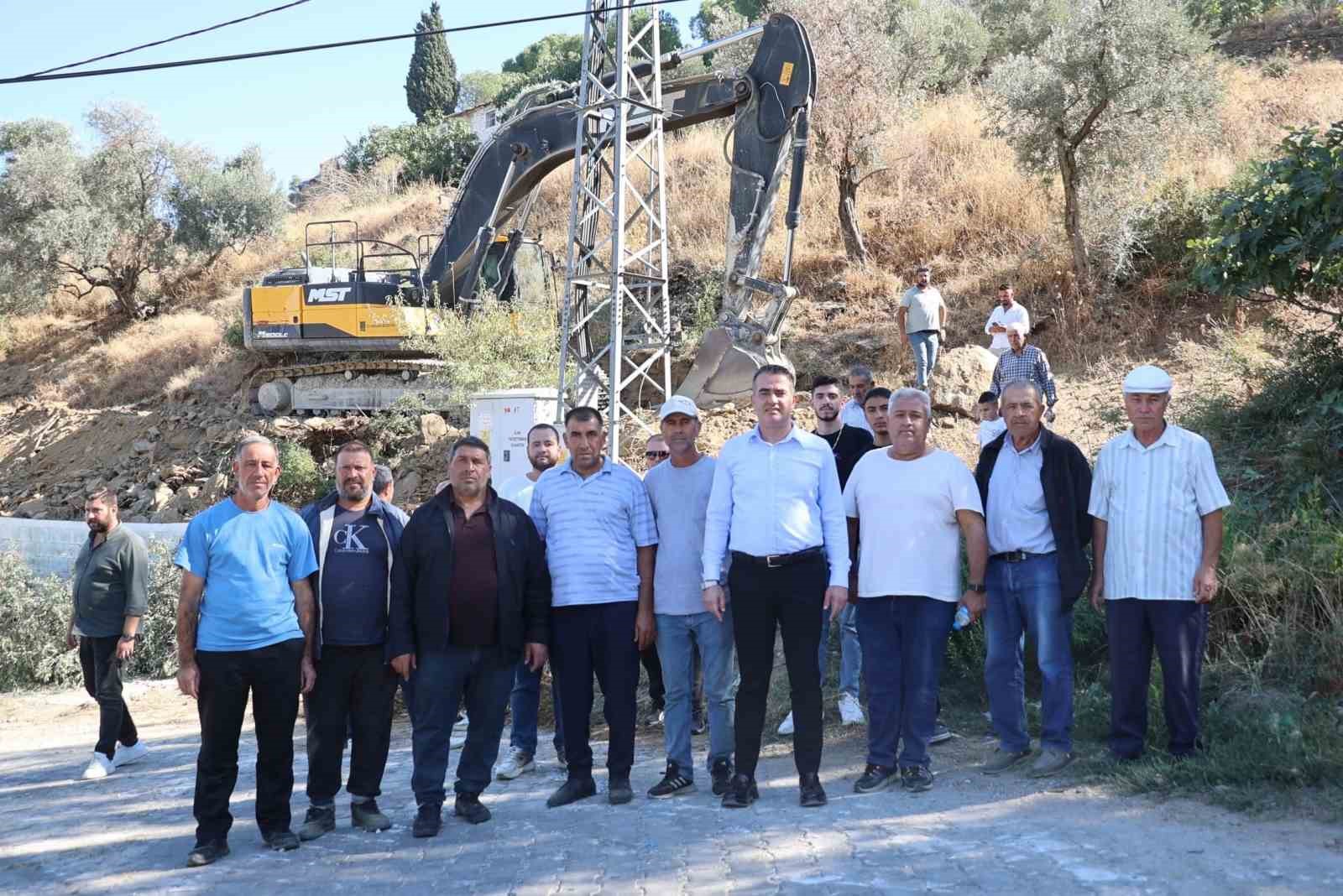 AYDIN'IN KOÇARLI İLÇESİ ŞENKÖY MAHALLESİ'NDE YAPILACAK OLAN DÜĞÜN SALONU İÇİN BÖLGEYE GİDEN BELEDİYE BAŞKANI ÖZGÜR ARICI, DAVUL ZURNAYLA KARŞILANIRKEN, ÇALIŞMALAR BAŞLADI.