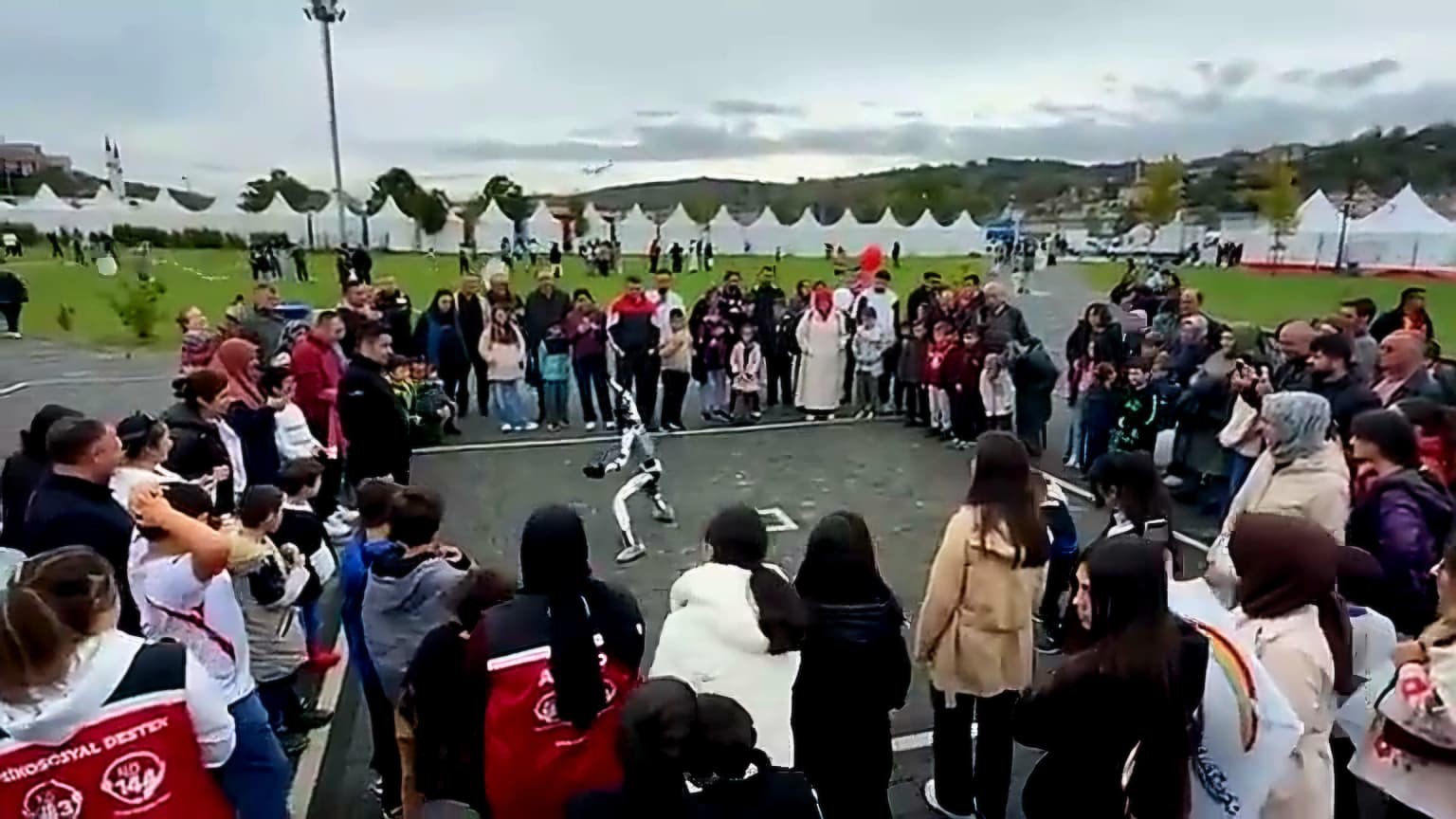 CANİK MEN, ÇOCUKLARA KISA BİR TEKVANDO GÖSTERİSİ DE SUNDU.