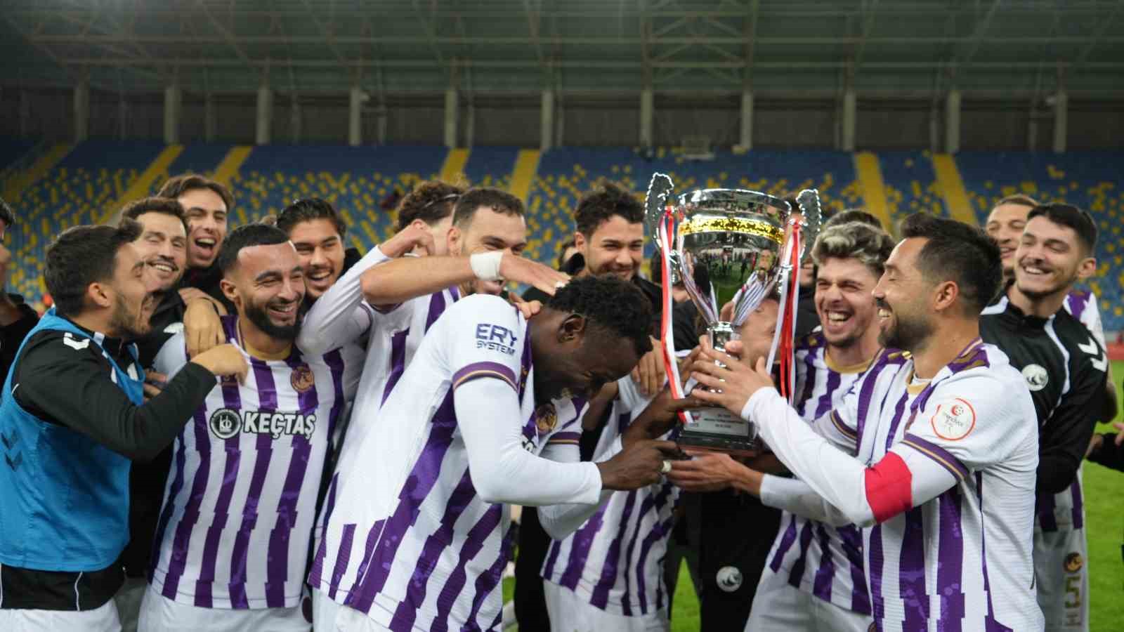 59'UNCUSU DÜZENLENEN TÜRKİYE SPOR YAZARLARI DERNEĞİ (TSYD) KUPASI'NDA ANKARA KEÇİÖRENGÜCÜ, GENÇLERBİRLİĞİ'Nİ 1-0 MAĞLUP EDEREK KUPAYI MÜZESİNE GÖTÜRDÜ.