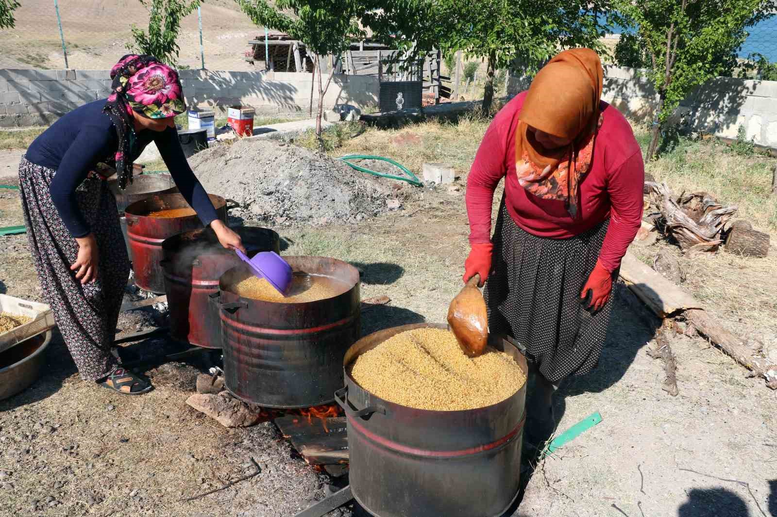 ERZİNCAN’DA VATANDAŞLAR, BUĞDAY HASADININ ARDINDAN KIŞLIK BULGUR HAZIRLIĞI İÇİN DEV KAZANLARDA BUĞDAY KAYNATMAYA BAŞLADI