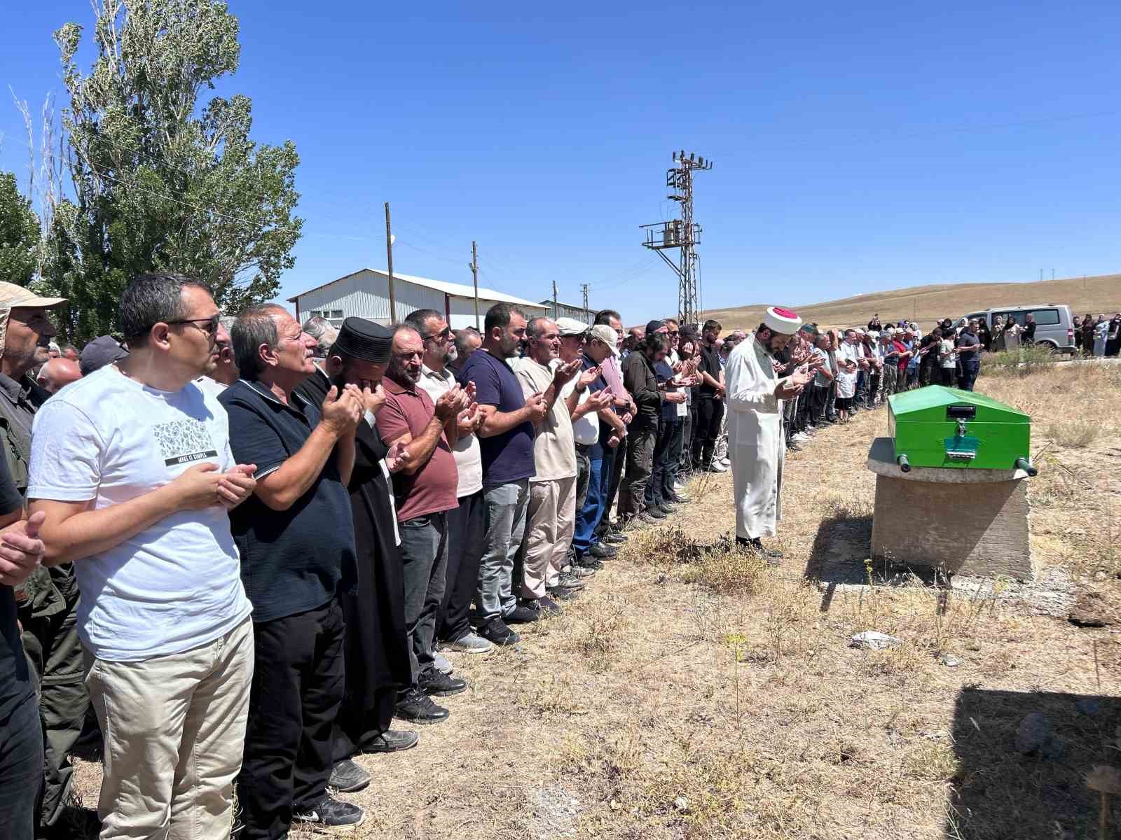 İHLAS HABER AJANSI (İHA) VAN BÖLGE MÜDÜRÜ ŞÜKRÜ AKYÜZ’ÜN KALP KRİZİ SONUCU HAYATINI KAYBEDEN OĞLU ÖMER FARUK AKYÜZ, GÖZYAŞLARI ARASINDA TOPRAĞA VERİLDİ.
