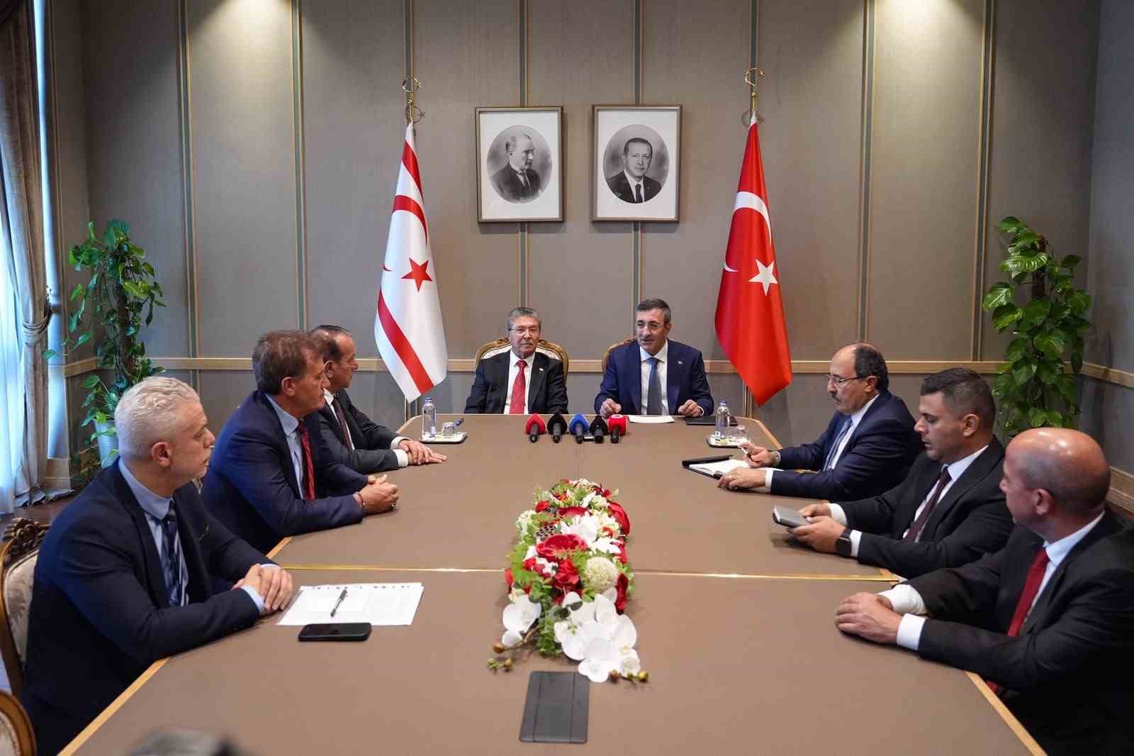 CUMHURBAŞKANI YARDIMCISI YILMAZ, KKTC BAŞBAKANI ÜNAL ÜSTEL VE BERABERİNDEKİLERLE GÖRÜŞTÜ