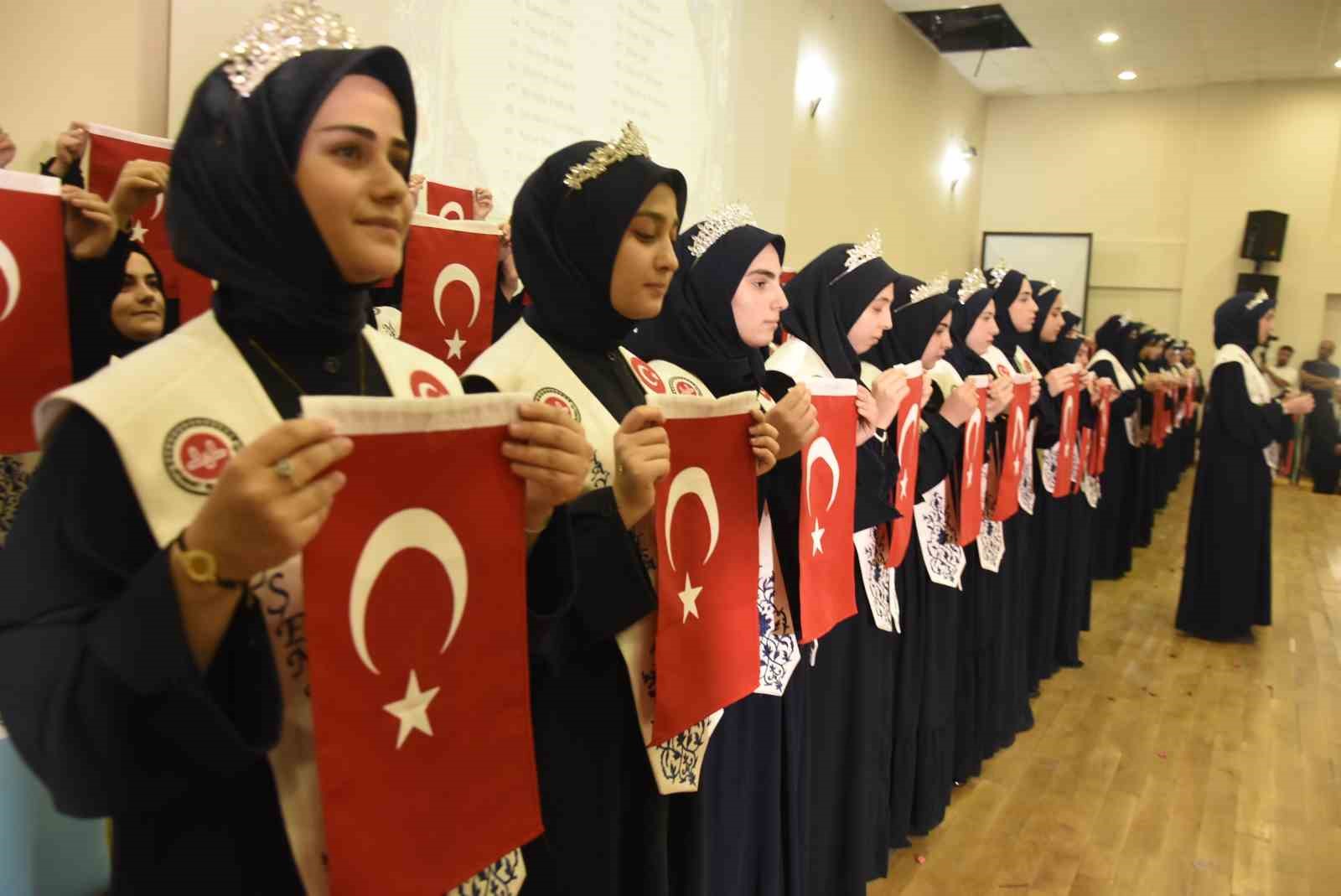 BİTLİS’TE FATİH YATILI HAFIZLIK KUR’AN KURSU İLE HACI HİKMET ERSAN HAFIZLIK YATILI KUR’AN KURSUNDA EĞİTİMLERİNİ TAMAMLAYAN 86 HAFİZE, DÜZENLENEN İCAZET PROGRAMIYLA MEZUNİYETLERİNİ TAÇLANDIRDI.