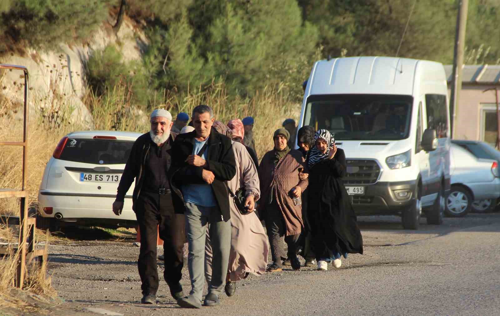 MANİSA'NIN SOMA İLÇESİNDE BİR MADEN İŞLETMESİNDE MEYDANA GELEN GÖÇÜKTE MAHSUR KALAN 5 İŞÇİDEN HALİT ERSAY'IN CANSIZ BEDENİNE ULAŞILDI. GÖÇÜKTEN DAHA ÖNCE 2 İŞÇİ SAĞ OLARAK KURTARILIRKEN, İÇERİDEKİ 4 İŞÇİYE ULAŞMAK İÇİN ARAMA KURTARMA ÇALIŞMALARI ARALIKSIZ SÜRÜYOR.