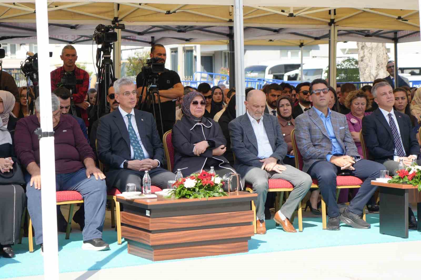 BOLU'DA 78 KİŞİNİN HAYATINI KAYBETTİĞİ GRAND KARTAL OTEL YANGININDA 8 YAKININI KAYBEDEN AVUKAT YÜKSEL GÜLTEKİN TARAFINDAN, KIZI ECZACI RUMEYSA GÜLTEKİN'İN ANISINI YAŞATMAK AMACIYLA YAPTIRILAN HEMODİYALİZ MERKEZİ, SAĞLIK BAKANI PROF. DR. KEMAL MEMİŞOĞLU'NUN KATILIMIYLA DÜZENLENEN TÖRENLE AÇILDI.