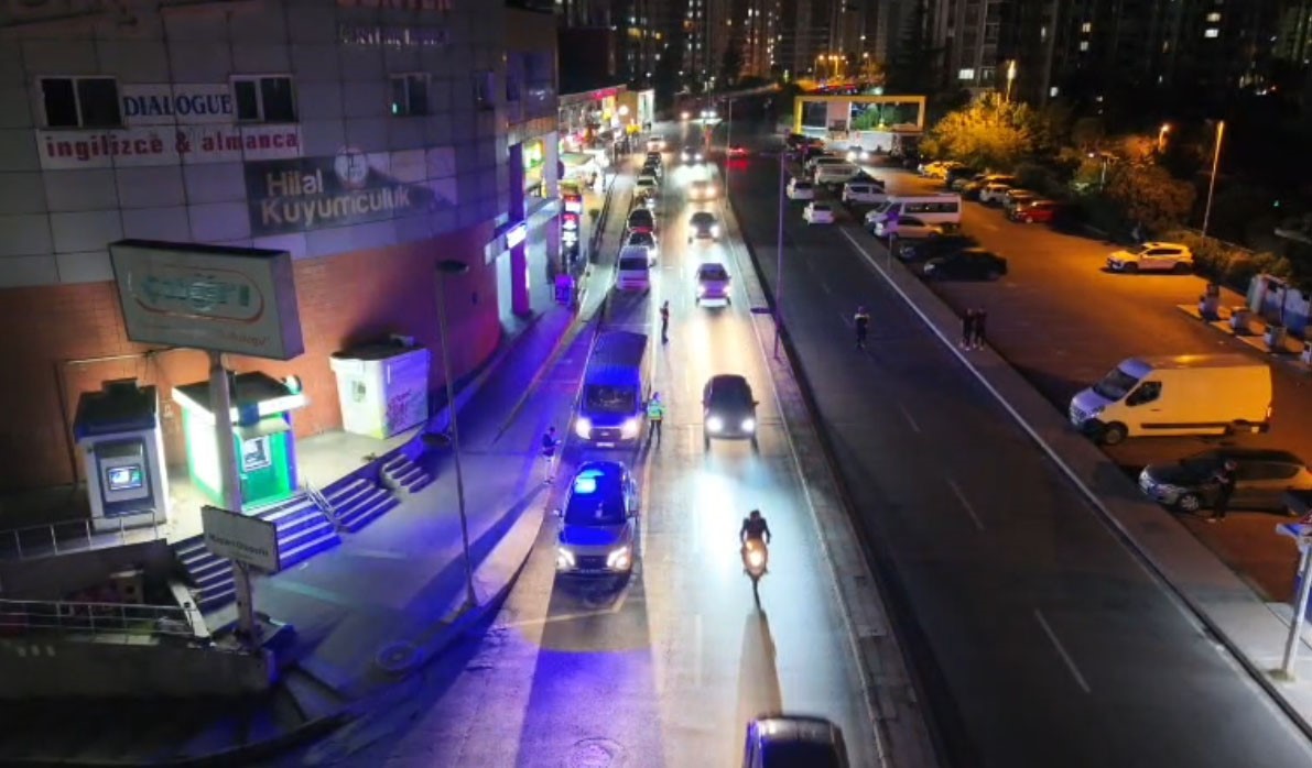BAŞAKŞEHİR’DE VATANDAŞLARDAN GELEN GÜRÜLTÜ İHBARLARI VE POLİS EKİPLERİNİN SAHA ÇALIŞMALARI ÜZERİNE GECE SAATLERİNDE DRONE DESTEKLİ TRAFİK UYGULAMASI GERÇEKLEŞTİRİLDİ.