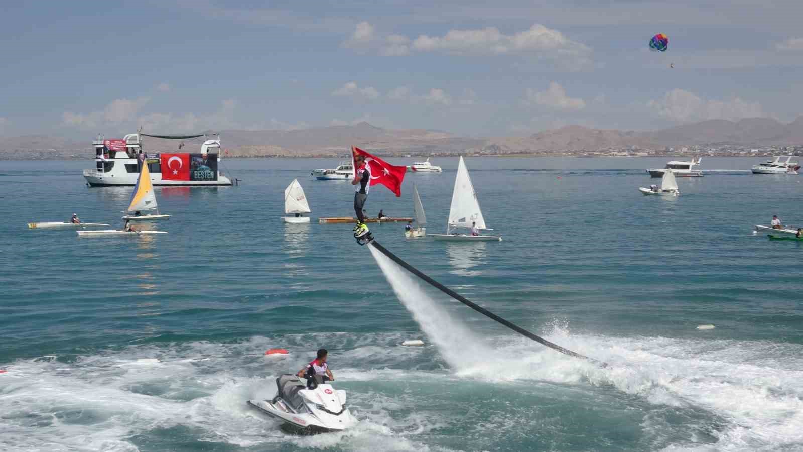 VAN’DA BU YIL İKİNCİSİ DÜZENLENEN GÖLFEST, GENÇLERİ KÜLTÜR, SANAT VE SPOR ETKİNLİKLERİNDE BULUŞTURURKEN, VAN GÖLÜ SAHİLİNDEKİ SU SPORLARI GÖSTERİLERİ FESTİVALE RENK KATTI.