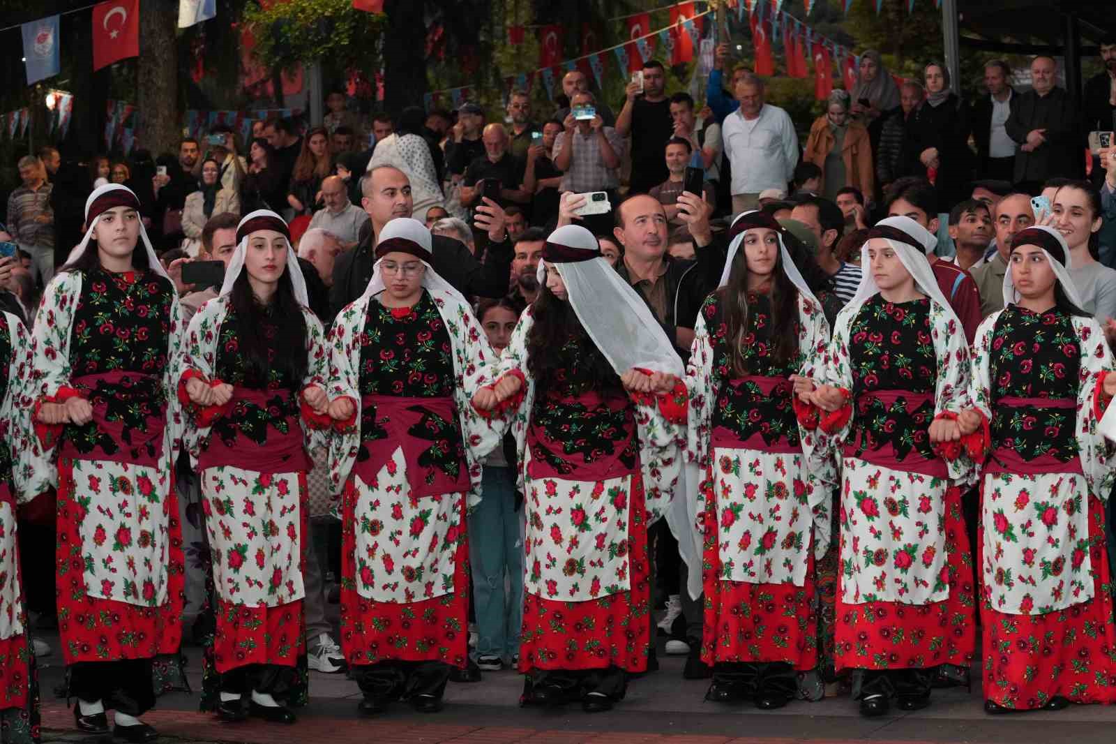 TRABZON İLE MARDİN ARASINDAKİ GÖNÜL KÖPRÜSÜNÜ PEKİŞTİRMEK AMACIYLA MARDİN TRABZONSPOR TARAFTAR DERNEĞİ İŞ BİRLİĞİYLE TRABZON'DA BULGUR FESTİVALİ DÜZENLENDİ.