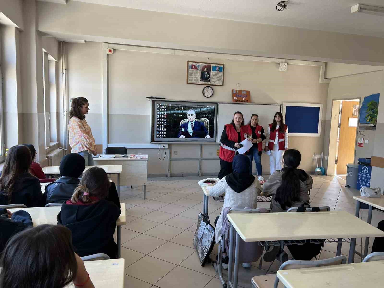 KIZILAY KADIN KOLLARI TEŞKİLATI TARAFINDAN DÜZCE MEVLANA KIZ MESLEKİ VE TEKNİK ANADOLU LİSESİ ÖĞRENCİLERİNE, KIZILAY HAFTASI KAPSAMINDA GERÇEKLEŞTİRİLECEK RESİM YARIŞMASI ÖNCESİNDE BİLGİLENDİRME YAPILDI.