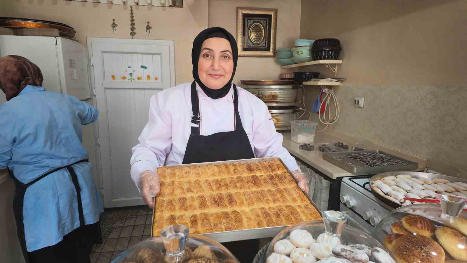 ÇANKIRI'DA ÇOCUKLUK HAYALİNİ GERÇEKLEŞTİREREK KURDUĞU PASTA EVİNİ 10 YILDA KENDİ ÇABALARIYLA BÜYÜTÜP KADIN İSTİHDAMI SAĞLAYAN GİRİŞİMCİ ESNAF CANAN YAŞAR, KENTİN 39'UNCU VE TARİHTEKİ İLK KADIN AHİSİ SEÇİLDİ.