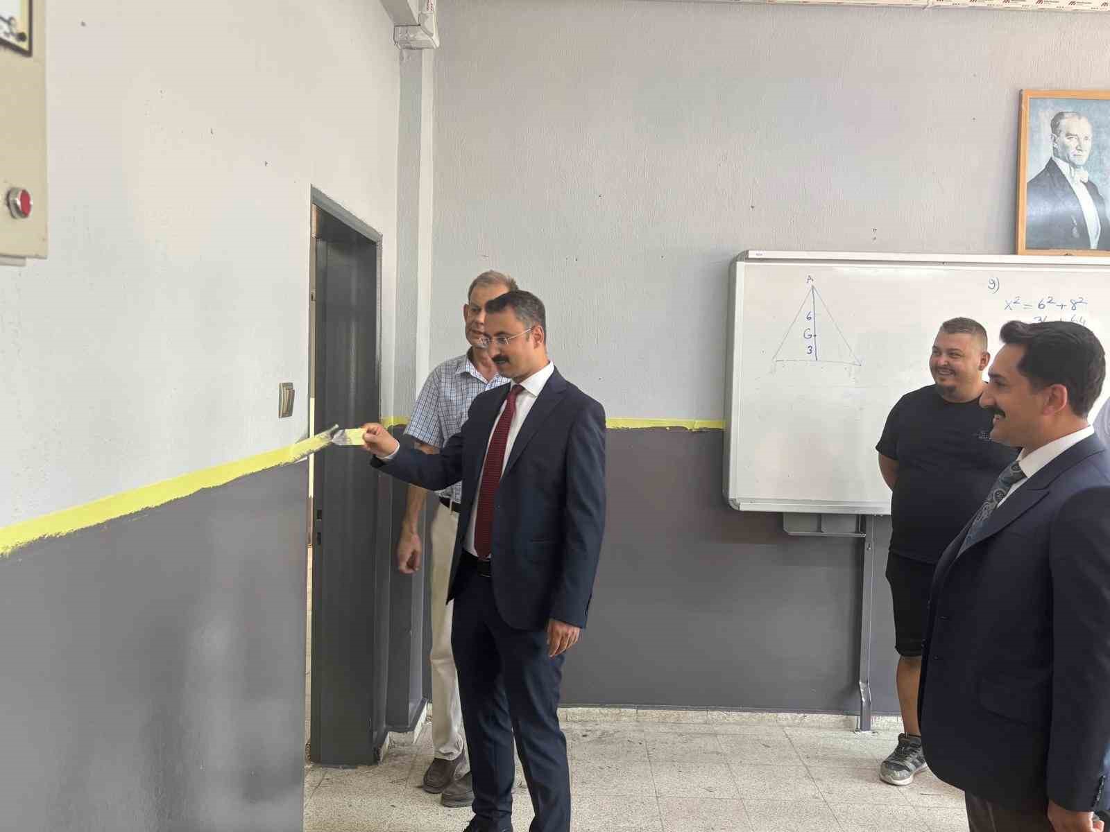 ALAŞEHİR CUMHURİYET BAŞSAVCISI HÜSEYİN KANTAR (SOLDAKİ) VE ADALET KOMİSYONU BAŞKANI YUSUF YALI (SAĞDAKİ), DEVAM EDEN ÇALIŞMALARI YERİNDE İNCELEYEREK YETKİLİLERDEN BİLGİ ALDI.