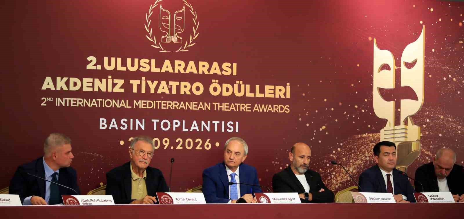 2. ULUSLARARASI TİYATRO ÖDÜLLERİ ÖNCESİ DÜZENLENEN TOPLANTIDA KONUŞAN KEPEZ BELEDİYE BAŞKANI MESUT KOCAGÖZ, KEPEZ’İ SANATIN ÜRETİLDİĞİ VE PAYLAŞILDIĞI GÜÇLÜ BİR KÜLTÜR MERKEZİ HALİNE GETİRMEK İSTEDİKLERİNİ SÖYLEYEREK, “AMACIMIZ TİYATROYU YARIŞTIRMAK DEĞİL, EMEĞİ GÖRÜNÜR KILMAKTIR” DEDİ.