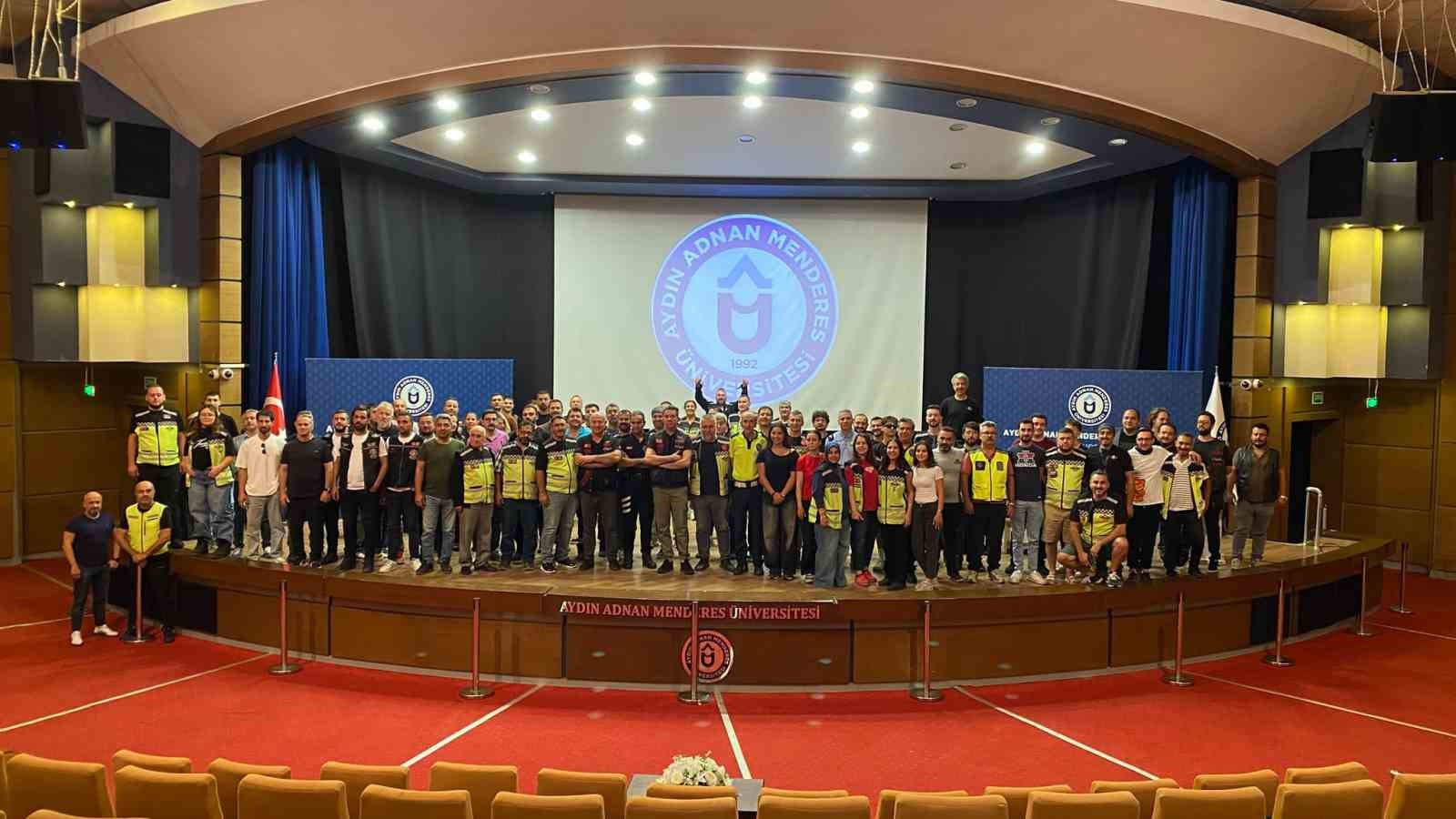 AYDIN'DA TRAFİK BİLİNCİNİN OLUŞTURULMASI HEDEFİYLE GERÇEKLEŞTİRDİKLERİ ÇALIŞMALARLA VATANDAŞLARA GÜVENLİ SÜRÜŞ KONULARINDA BİLGİLER VEREN TRAFİK EĞİTİM BÜRO PERSONELLERİ, MOTOSİKLET SÜRÜCÜLERİNE YÖNELİK ‘GÜVENLİ MOTOSİKLET SÜRÜŞÜ' EĞİTİMİ VERDİ.