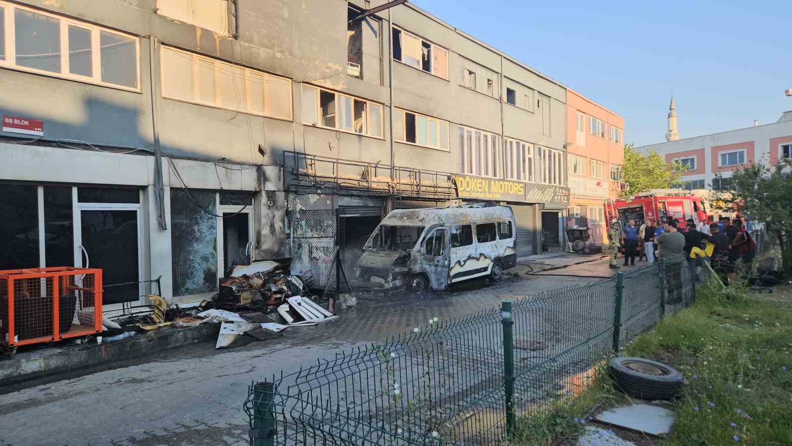 İKİTELLİ'DE SANAYİ SİTESİNDE MİNİBÜSTE ÇIKAN YANGIN DÜKKANA SIÇRADI: KUNDAK ŞÜPHESİ ÜZERİNDE DURULUYOR
