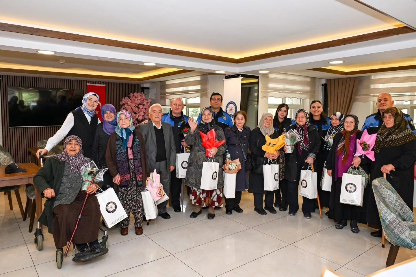 BOLU’DA 1 EKİM DÜNYA YAŞLILAR GÜNÜ DOLAYISIYLA DÜZENLENEN ETKİNLİKTE POLİS EŞLERİ, YAŞLILARLA BİR ARAYA GELDİ.