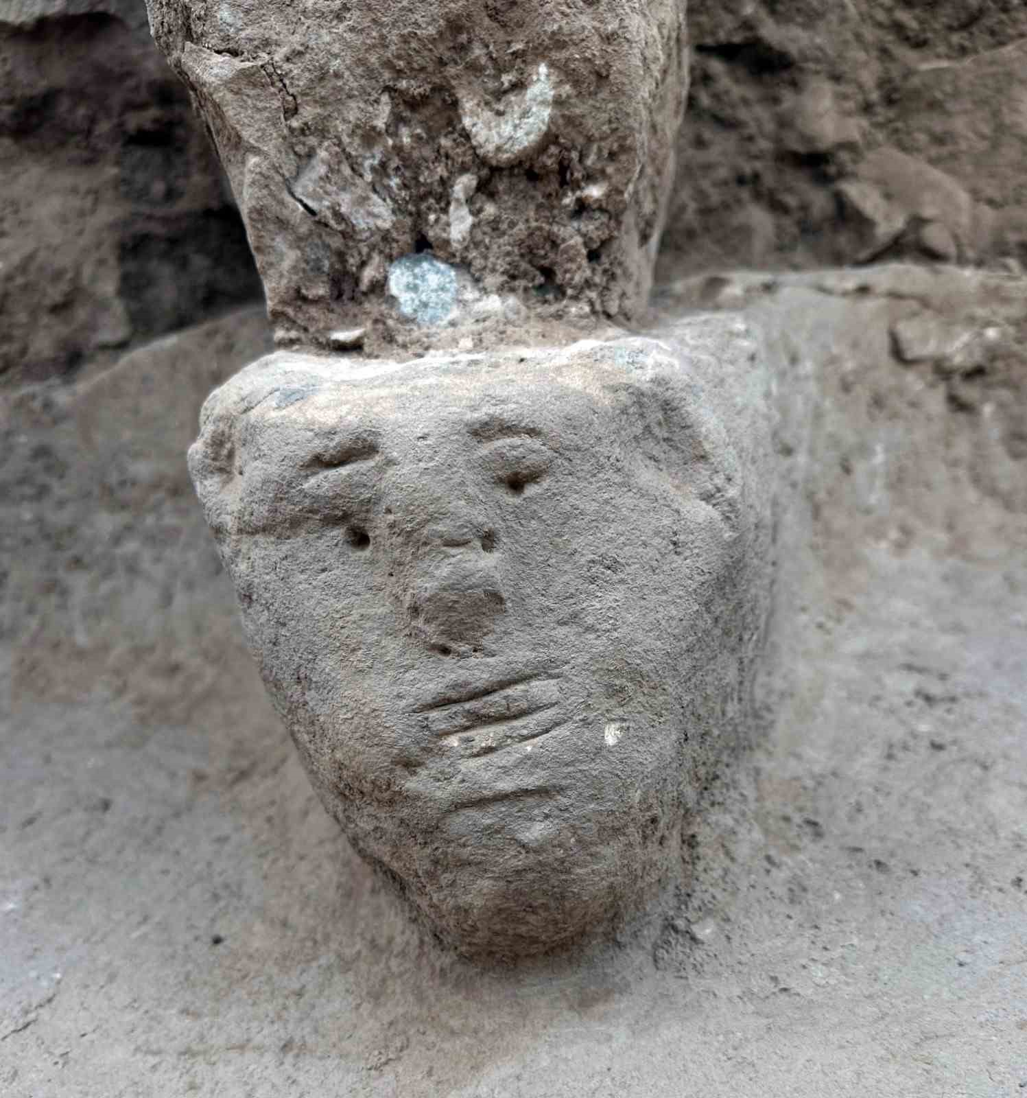 KARAHANTEPE, MİTLERİN KÖKENİNE IŞIK TUTAN BİLGİLERİN YANI SIRA MERDİVEN VE PENCERE GİBİ MİMARİ UNSURLARIN BİLİNEN EN ERKEN ÖRNEKLERİNİ BARINDIRIYOR