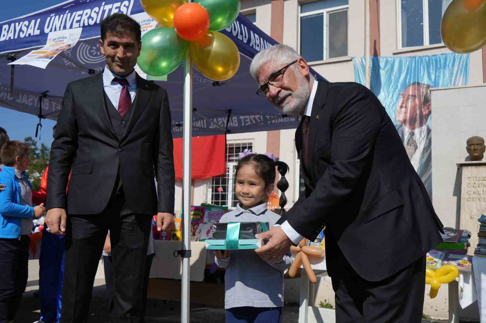 BOLU ABANT İZZET BAYSAL ÜNİVERSİTESİ’NDE (BAİBÜ) HAZİRAN AYINDA DÜZENLENEN PERSONEL ETKİNLİĞİNDE KURULAN "İYİLİK STANDI"NDA TOPLANAN YAKLAŞIK BİN KİTAP VE 250 OYUNCAK, BOLU ÇİMENTO ÇAYDURT İLKOKULU ÖĞRENCİLERİNE DAĞITILDI. ETKİNLİKTE YÜZLERİ BOYANAN ÇOCUKLAR KEYİFLİ ANLAR YAŞADI.