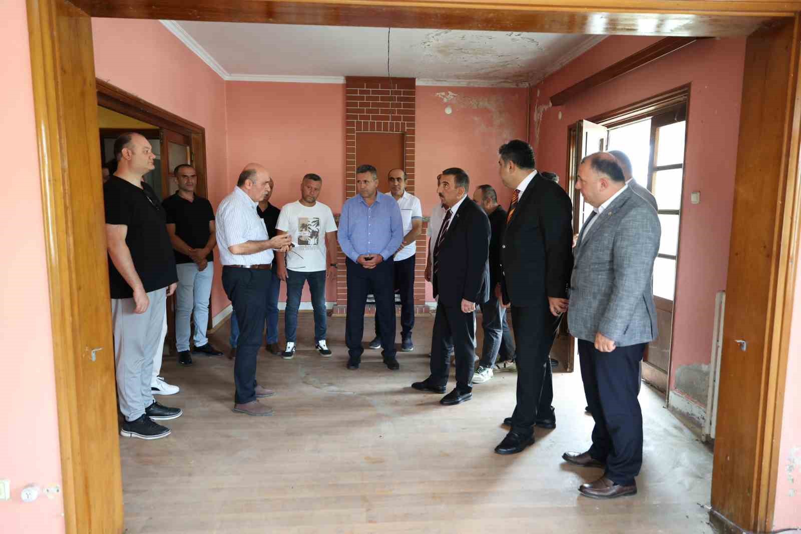 ZONGULDAK VALİSİ OSMAN HACIBEKTAŞOĞLU, GEÇMİŞTE TÜRKİYE TAŞKÖMÜRÜ KURUMU TARAFINDAN LOJMAN OLARAK KULLANILAN TARİHİ YAPININ RESTORE EDİLEREK MÜZEYE DÖNÜŞTÜRÜLMESİ TALİMATI VERDİ.