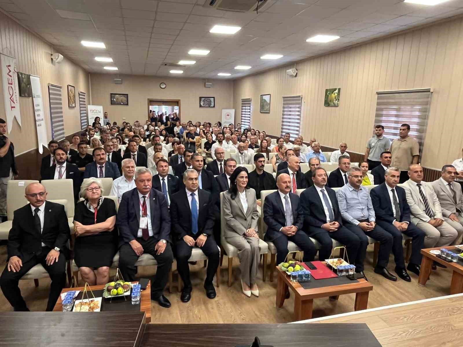 AYDIN’IN DÜNYACA ÜNLÜ İNCİRİNİN GELECEĞİNİN ELE ALINDIĞI İNCİR ÇALIŞTAYI, İNCİR ARAŞTIRMA ENSTİTÜSÜ’NDE BAŞLADI. ÜÇ GÜN SÜRECEK ÇALIŞTAYDA İKLİM DEĞİŞİKLİĞİ, KURAKLIK, MİKOTOKSİNLER, ÜRETİM, İHRACAT VE SÜRDÜRÜLEBİLİR İNCİR YETİŞTİRİCİLİĞİ MASAYA YATIRILIYOR.