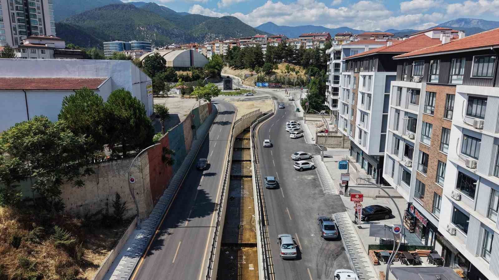 KARABÜK'ÜN DAĞLIK ARAZİ YAPISI NEDENİYLE YOĞUN YAĞIŞLARDA YAMAÇ SELLERİNİN MEYDANA GELEBİLDİĞİNİ AKTARAN ÇETİNKAYA, BU RİSKLERİ EN AZA İNDİRMEK İÇİN DRENAJ HATLARI, MAZGALLAR VE DERE YATAKLARINDA TEMİZLİK ÇALIŞMALARI GERÇEKLEŞTİRDİKLERİNİ İFADE ETTİ.