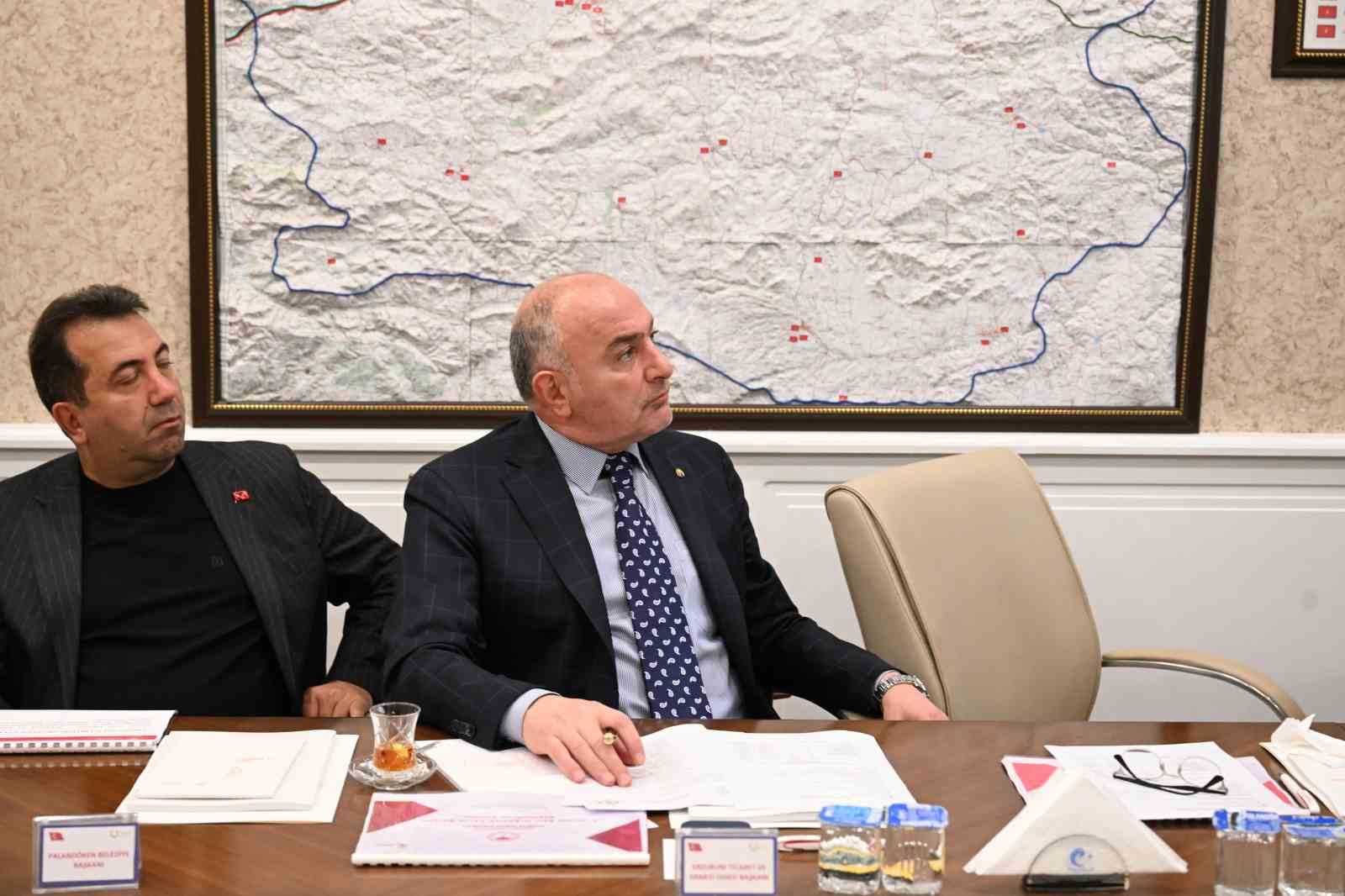 ERZURUM'DA KIRSAL KALKINMAYI DESTEKLEMEK VE KÖKLÜ HAYVANCILIK KÜLTÜRÜNÜ VİZYONER BİR ANLAYIŞLA GELECEĞE TAŞIMAK AMACIYLA PLANLANAN TARIMA DAYALI İHTİSAS ORGANİZE SANAYİ BÖLGESİ (TDİOSB) PROJESİNDE ÖNEMLİ BİR AŞAMA GERİDE BIRAKILDI.