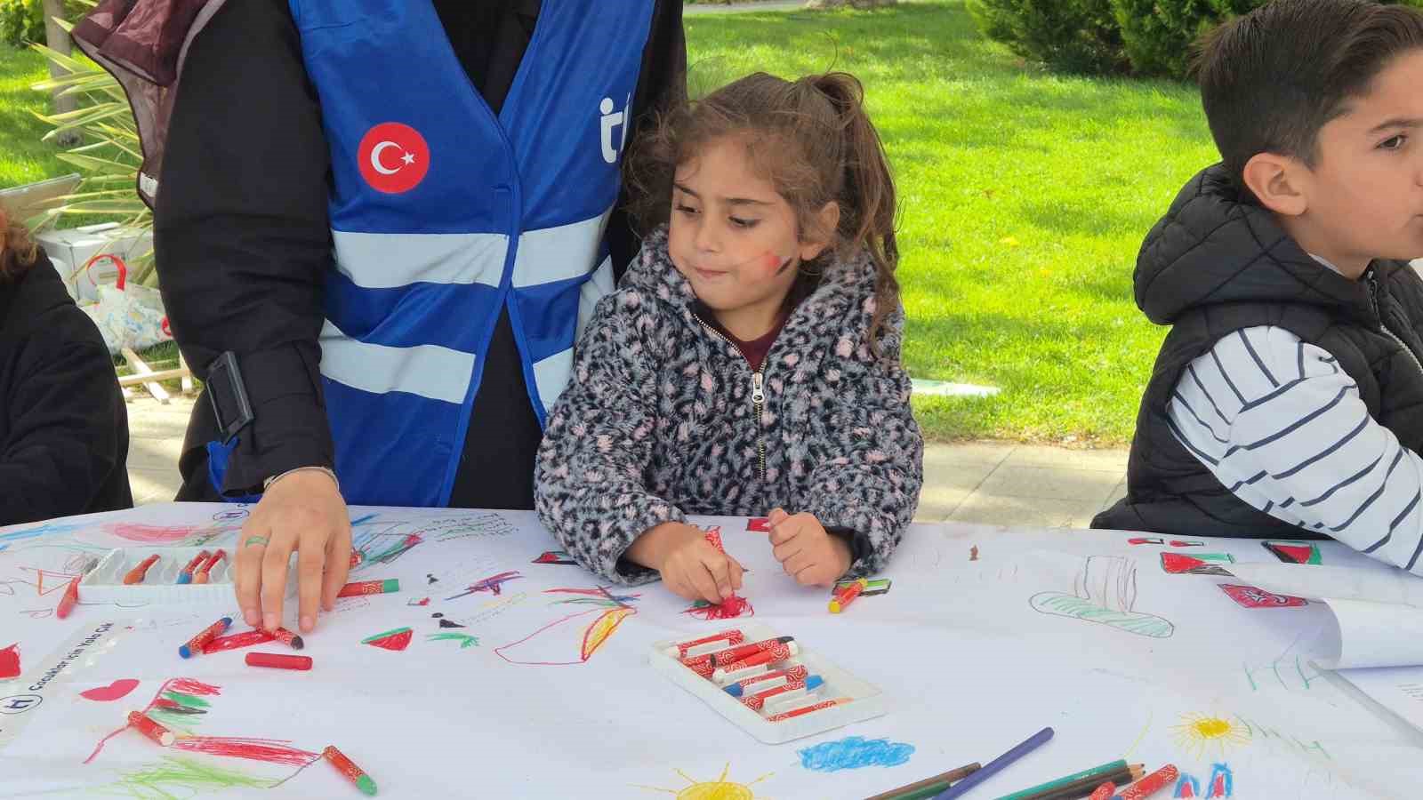 TEKİRDAĞ VALİLİĞİ ÖNÜNDE GERÇEKLEŞTİRİLEN ETKİNLİKTE ÇOCUKLAR VE VATANDAŞLAR BİR ARAYA GELEREK FİLİSTİNLİ ÇOCUKLAR İÇİN RESİMLER ÇİZDİ.