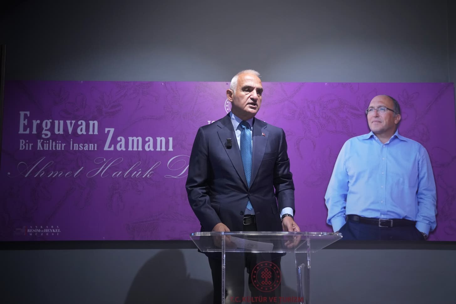 BAKAN ERSOY, AHMET HALUK DURSUN’UN AZİZ HATIRASINI YAŞATMAK AMACIYLA GERÇEKLEŞTİRİLEN 'HALUK DURSUN SERGİSİ VE BELGESEL GÖSTERİMİ' PROGRAMINDA YAPTIĞI DEĞERLENDİRMEDE, ÜLKENİN GELECEĞİ İÇİN BESLEDİĞİ İDEALLERİ SAHİPLENEREK HOCANIN EMANETİNİ OMUZLADIKLARINI BELİRTTİ.