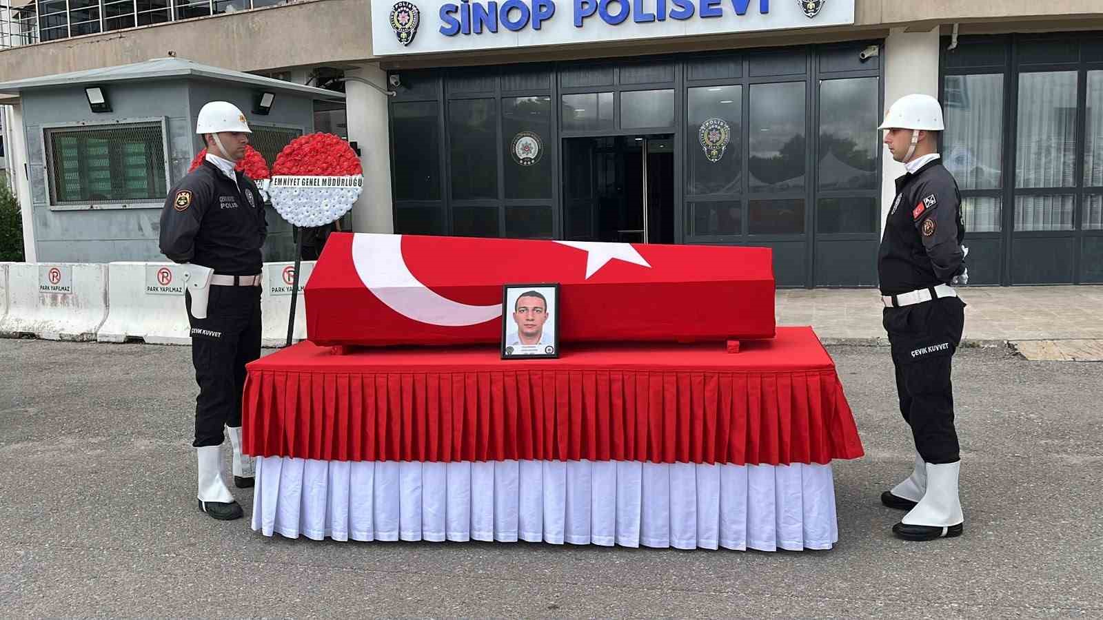 SİNOP’TA TEKNENİN ALABORA OLMASI SONUCU HAYATINI KAYBEDEN POLİS MEMURU ORHAN GAZİ YETİŞ İÇİN SİNOP POLİSEVİ’NDE TÖREN DÜZENLENDİ.