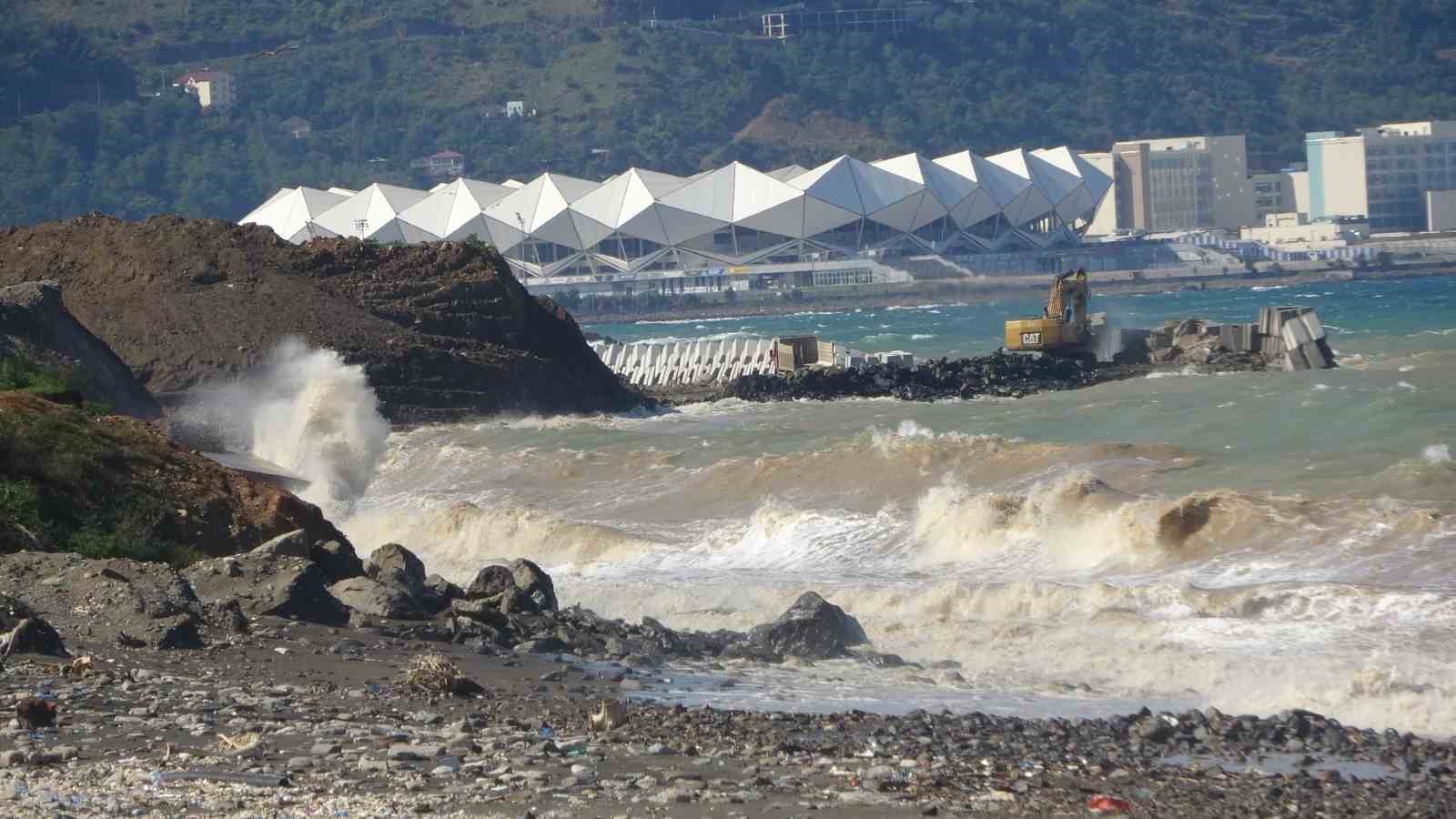 GİRESUN-ARTVİN ARASINDAKİ KIYI ŞERİDİNDE GÜNÜN İLK SAATLERDEN İTİBAREN BATI VE GÜNEYBATIDAN, ZAMANLA KUZEYBATIDAN 6 İLA 8 KUVVETİNDE (50-75 KM/SAAT) FIRTINA ŞEKLİNDE ESEN RÜZGAR HAYATI OLUMSUZ YÖNDE ETKİLİYOR.