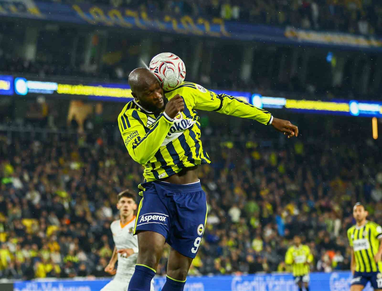 FENERBAHÇE, TRENDYOL SÜPER LİG'İN 8. HAFTASINDA EVİNDE CORENDON ALANYASPOR İLE KARŞILAŞIYOR. MÜSABAKANIN İLK 20 DAKİKASI 0-0 EŞİTLİKLE GEÇİLDİ.