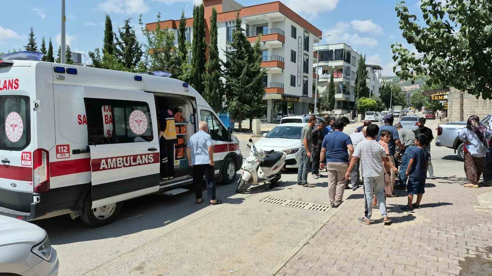 ADIYAMAN’DA MİNİBÜS İLE MOTOSİKLETİN ÇARPIŞMASI SONUCU MEYDANA GELEN KAZADA 2 KİŞİ YARALANDI.