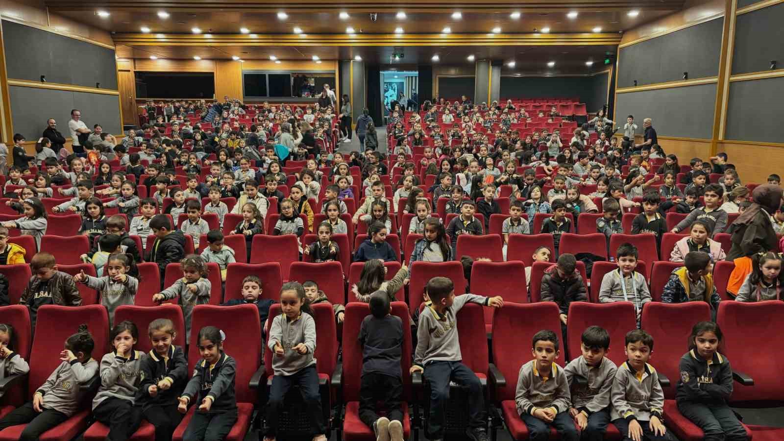 ERZURUM’DA ÇOCUKLARA SU BİLİNCİNİ AŞILAMAYI HEDEFLEYEN "SU MUHAFIZI DURU" ADLI TİYATRO OYUNU, DÜZENLENEN İLK GÖSTERİMİYLE SEYİRCİDEN BÜYÜK BEĞENİ TOPLADI.