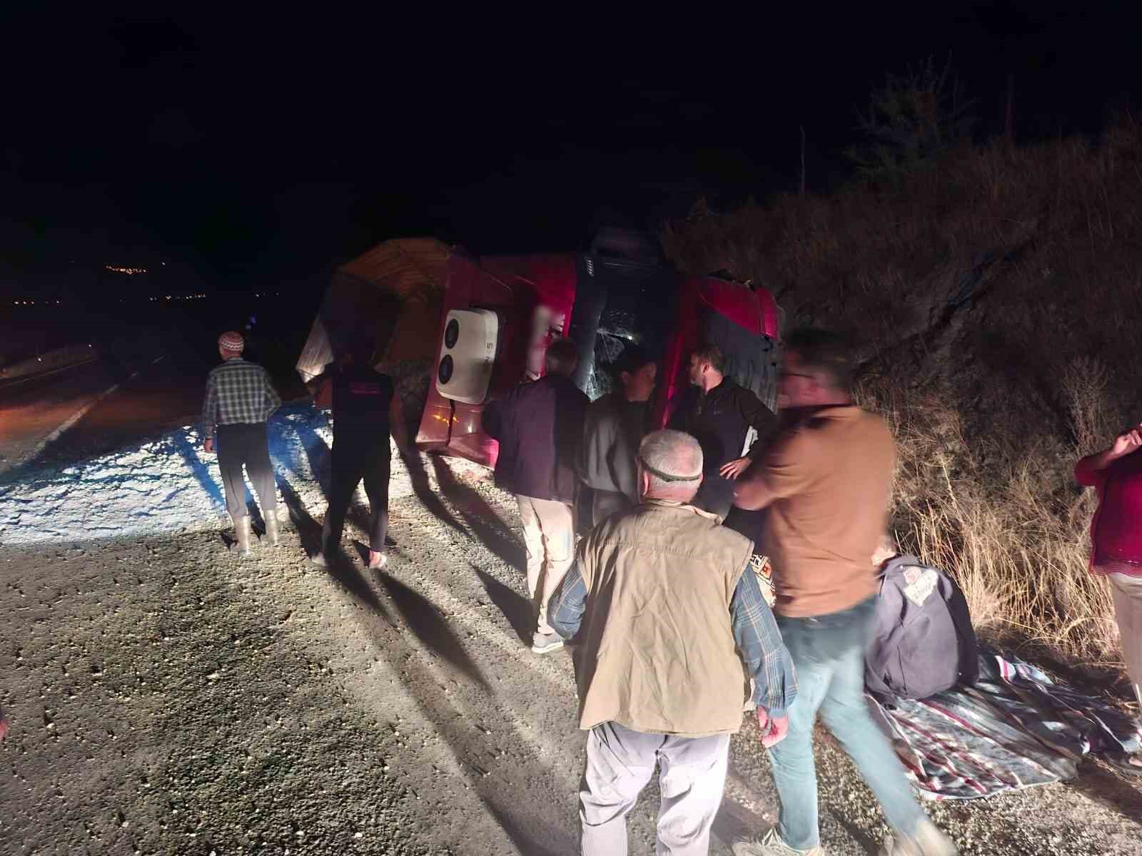 AYDIN'IN KARPUZLU-ÇİNE KARAYOLU ÜZERİNDE KUMLU YÜKLÜ TIRIN DEVRİLMESİ SONUCU MEYDANA GELEN KAZADA 1 KİŞİ YARALANDI.