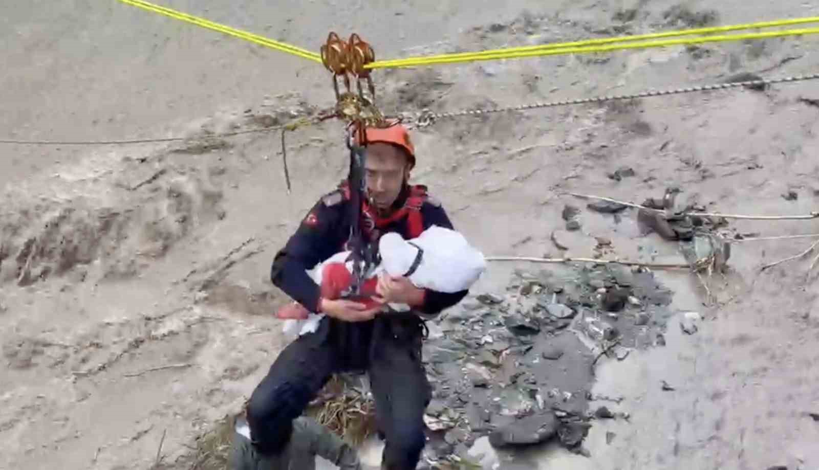 SAKARYA’DA SELDE MAHSUR KALAN VATANDAŞLARI KURTARMAK İÇİN SEFERBER OLAN JANDARMA EKİPLERİNİN, SAPANCA İLÇESİNDE KURTARDIKLARI BİR BEBEĞİ İPLİ TELEFERİK SİSTEMİYLE KARŞIYA GEÇİRİRKEN UYUTMAYA ÇALIŞMASI YÜREKLERİ ISITTI.