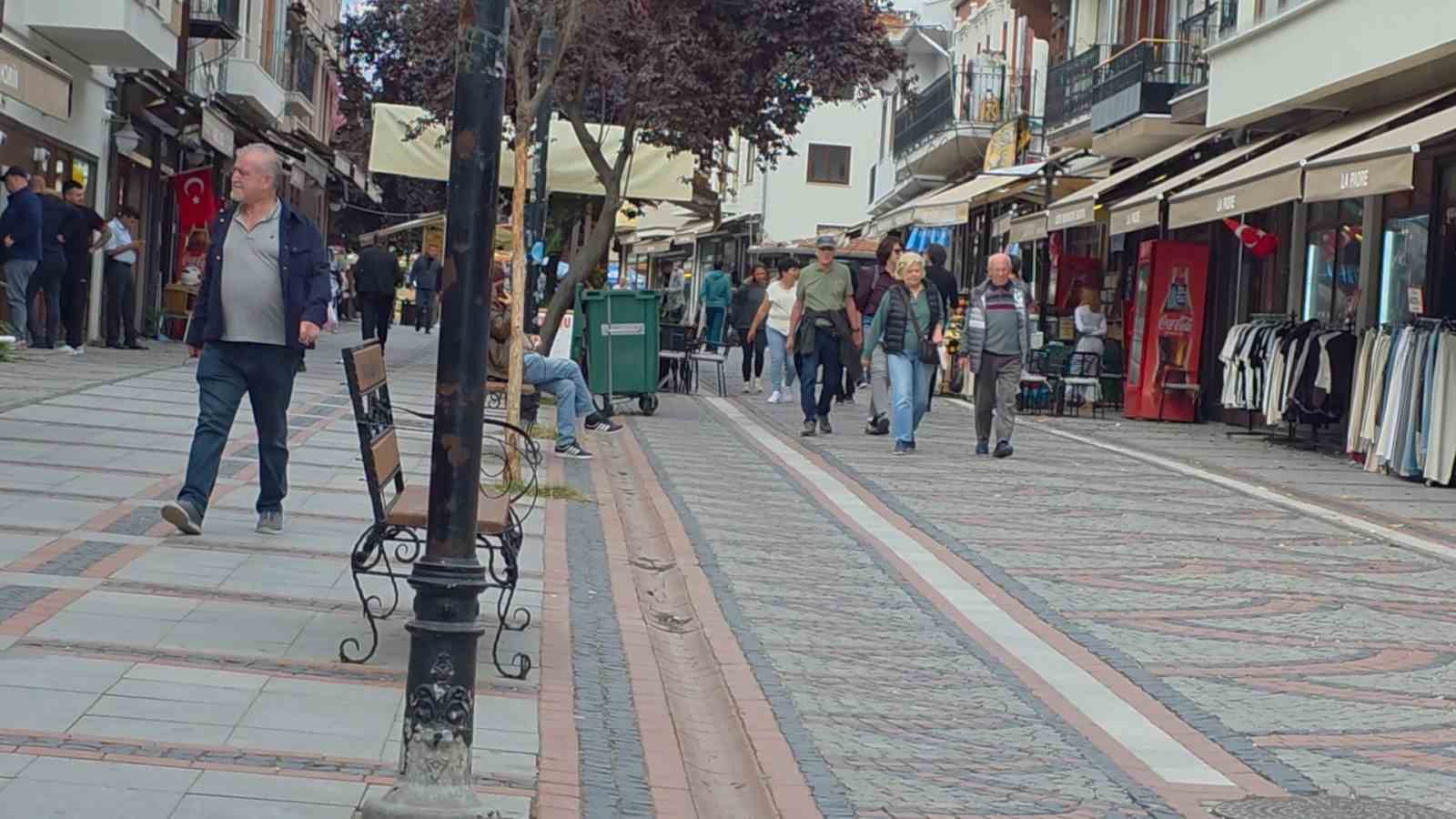 KENT GENELİNDE GERÇEKLEŞTİRİLEN TEST ÖNCESİNDE SİREN SESİ NEDENİYLE VATANDAŞLARIN PANİK YAPMAMASI YÖNÜNDE ANONS YAPILDI. ANONSUN ARDINDAN YÜKSEK SES SEVİYESİNDE SİRENLER ÇALINDI.