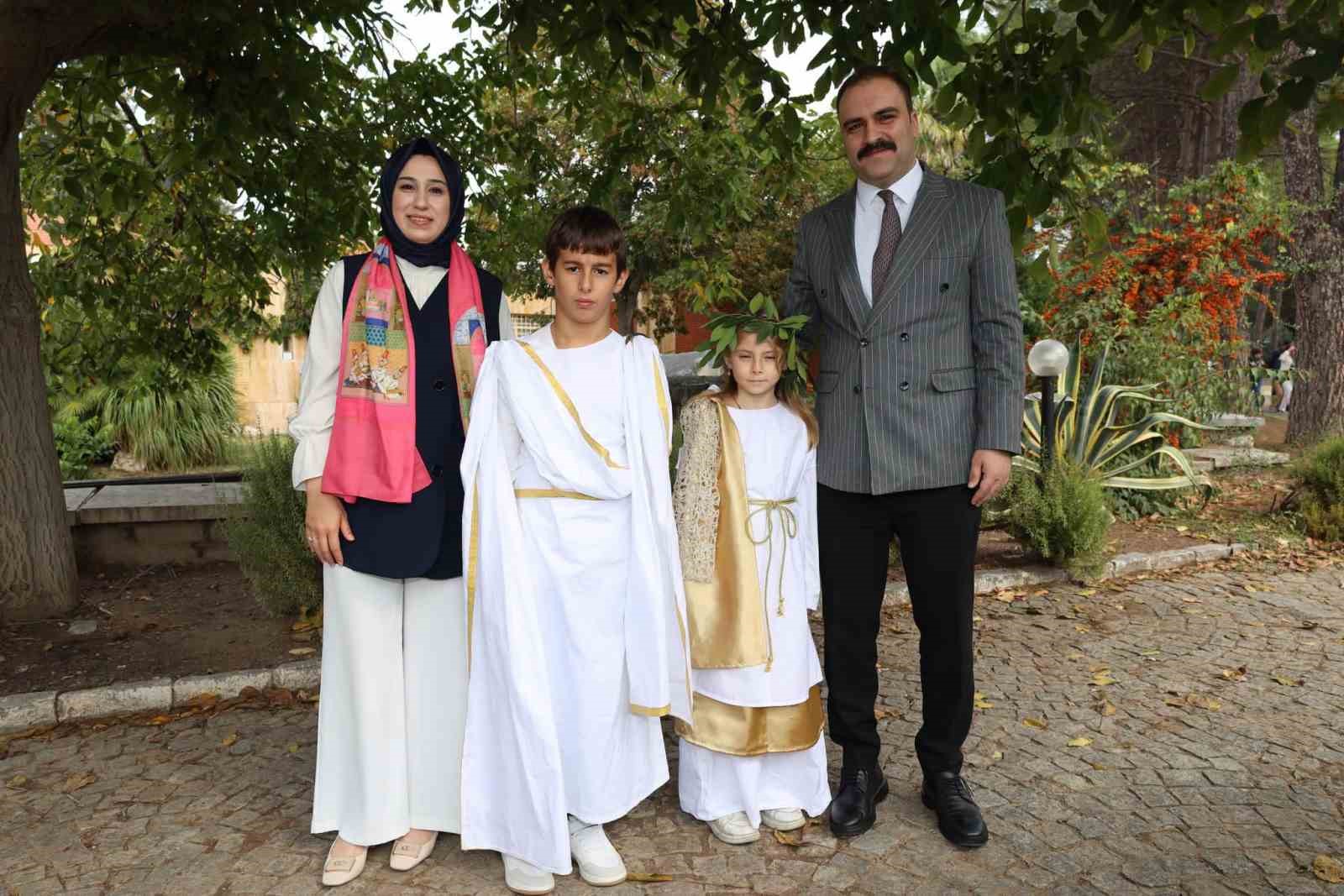 AYDIN'IN KARACASU İLÇESİNDEKİ AFRODİSİAS ANTİK KENTİ'NDE HAYATA GEÇİRİLEN ÇOCUK ATÖLYESİNDE MİNİKLER, ARKEOLOJİK KAZI ÇALIŞMALARINDAN SİKKE BASIMINA, MASKE YAPIMINDAN SANAT ETKİNLİKLERİNE KADAR BİRÇOK UYGULAMAYLA TARİHİ VE KÜLTÜREL MİRASI YAKINDAN TANIMA FIRSATI BULDU.