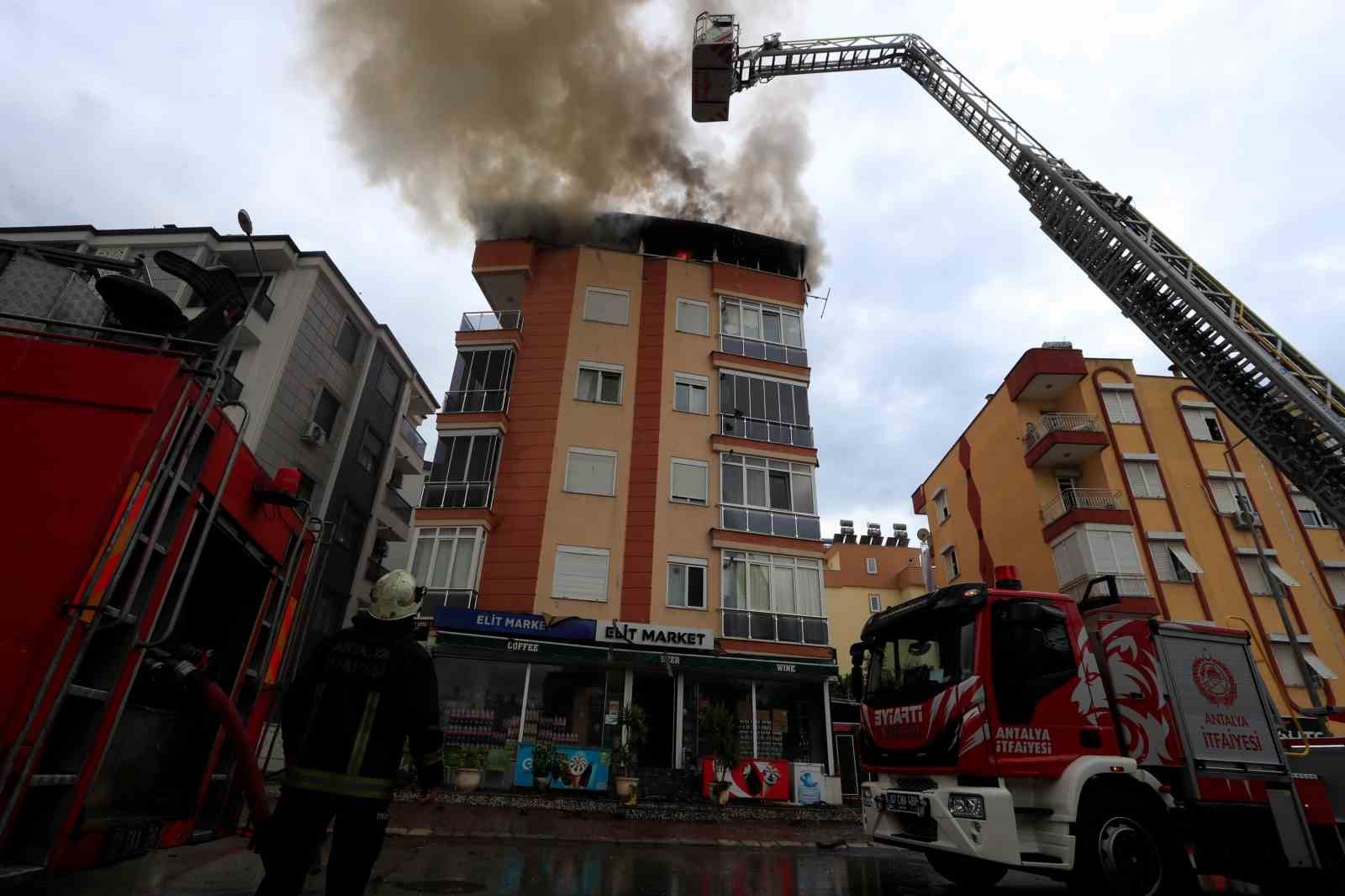 ANTALYA’DA 5 KATLI BİR APARTMANIN EN KATINDA YANGIN ÇIKTI. İTFAİYE EKİPLERİNİN YAKLAŞIK 1 SAATLİK ÇALIŞMASI SONUCU YANGIN SÖNDÜRÜLÜRKEN, DAİRE TAMAMEN KULLANILAMAZ HALE GELDİ.