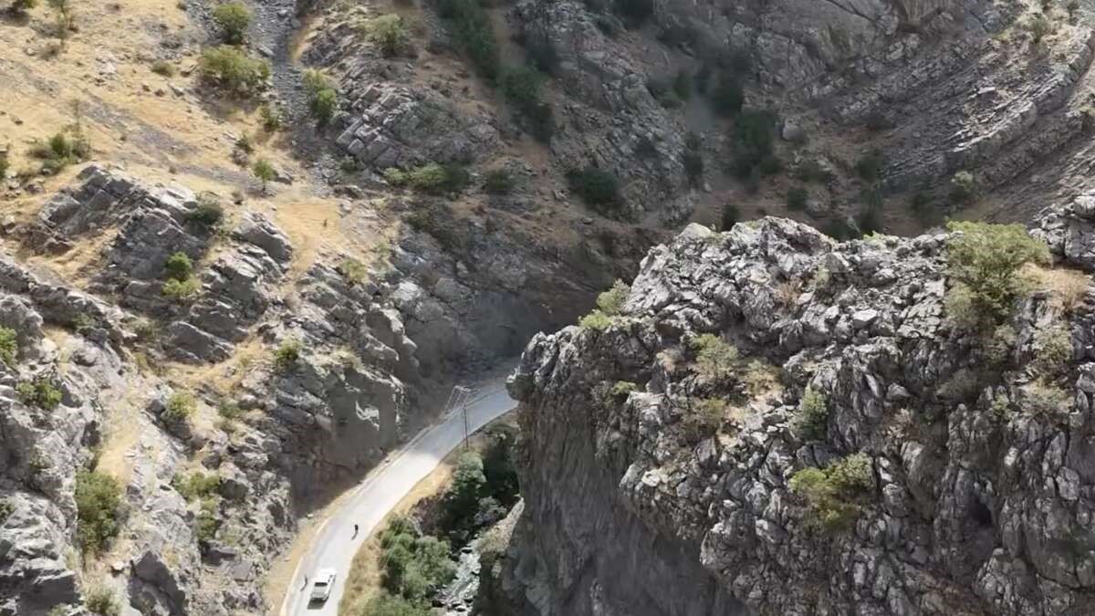 ŞIRNAK’IN BEYTÜŞŞEBAP İLÇESİNE BAĞLI BALLI MAHALLESİ’NDE ULAŞIMI RAHATLATACAK 5 KİLOMETRELİK BETON YOL PROJESİNDE ÇALIŞMALAR ARALIKSIZ SÜRÜYOR. PROJENİN 1 KİLOMETRELİK BÖLÜMÜ TAMAMLANIRKEN, KALAN 4 KİLOMETRELİK KISIM İÇİN EKİPLERİN ÇALIŞMALARI DEVAM EDİYOR.