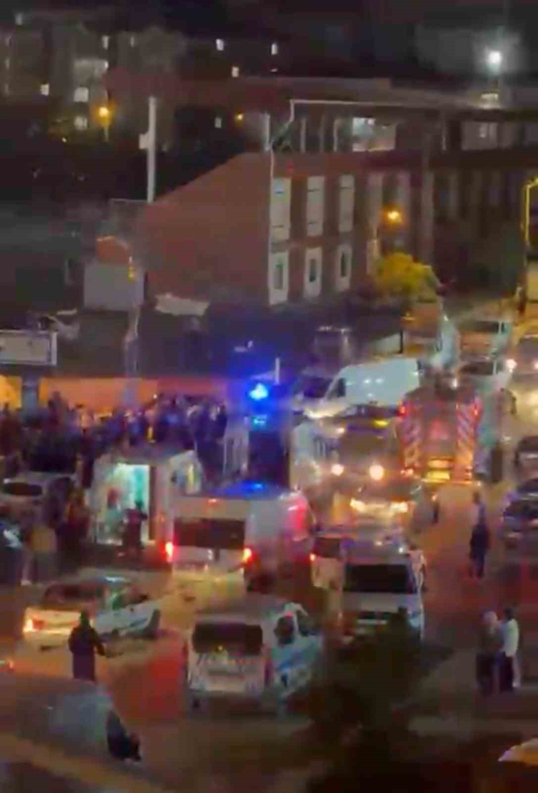 ANKARA'DA, SÜRÜCÜSÜNÜN KONTROLÜNÜ KAYBETTİĞİ MOTOSİKLET, İKİ OTOMOBİLE ÇARPTI. KAZA NEDENİYLE MOTOSİKLETTEKİ BİR KİŞİ HAYATINI KAYBEDERKEN, BİR AĞIR YARALI ÇOCUK OLMAK ÜZERE TOPLAM İKİ KİŞİ YARALANDI