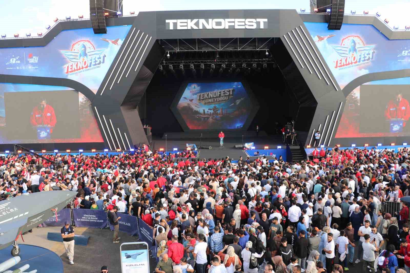 CUMHURBAŞKANI YARDIMCISI CEVDET YILMAZ, TEKNOFEST GÜNEYDOĞU FESTİVALİ'NİN KAPANIŞ TÖRENİNDE KONUŞTU. YILMAZ, YILLARCA İNSANLARIN CANINA KASTEDEN, KARDEŞLİĞİ HEDEF ALAN, KAYNAKLARI BOŞ YERE TÜKETEN TERÖRÜ ÜLKE GÜNDEMİNDEN KALICI BİR ŞEKİLDE ÇIKARARAK BÜTÜN ENERJİYİ KALKINMAYA, REFAHA YÖNLENDİRMEK İSTEDİKLERİNİ İFADE ETTİ.
