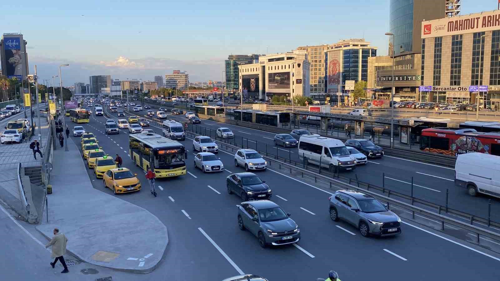 İSTANBUL’DA GEÇTİĞİMİZ GÜNLERDE ARALIKLARLA ETKİLİ OLAN YAĞIŞLAR NEDENİYLE SABAH VE AKŞAM SAATLERİNDE TRAFİK DURMA NOKTASINA GELMİŞTİ. YAĞIŞLARIN BİTMESİYLE KENT GENELİNDE TRAFİK YOĞUNLUĞU YÜZDE 54’E DÜŞTÜ.