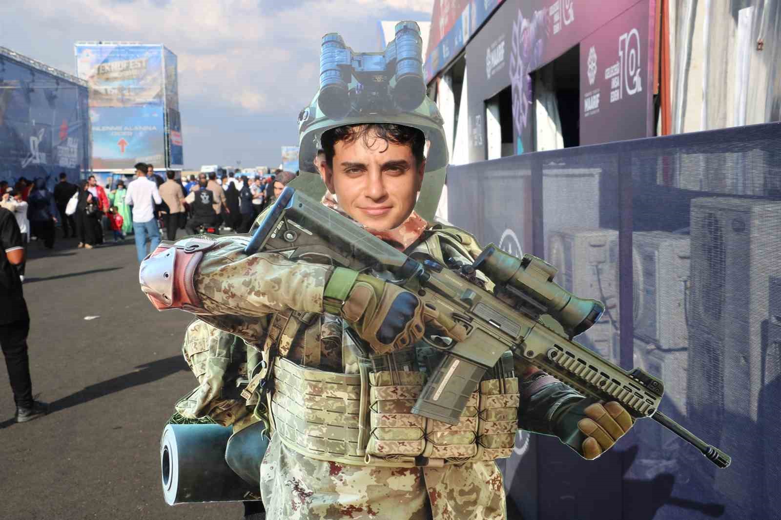 ŞANLIURFA'DA DÜZENLENEN TEKNOFEST GÜNEYDOĞU'NUN İKİNCİ GÜNÜNDE DE ÖĞRENCİLER VE VATANDAŞLAR, YERLİ VE MİLLİ TEKNOLOJİ ÜRÜNLERİNİ YAKINDAN İNCELEMEK İÇİN FESTİVAL ALANINI DOLDURDU. İLK GÜN 100 BİNİN ÜZERİNDE ZİYARETÇİYİ AĞIRLAYAN FESTİVAL, İKİNCİ GÜNÜNDE İSE 140 BİN KİŞİ TARAFINDAN ZİYARET EDİLDİ.