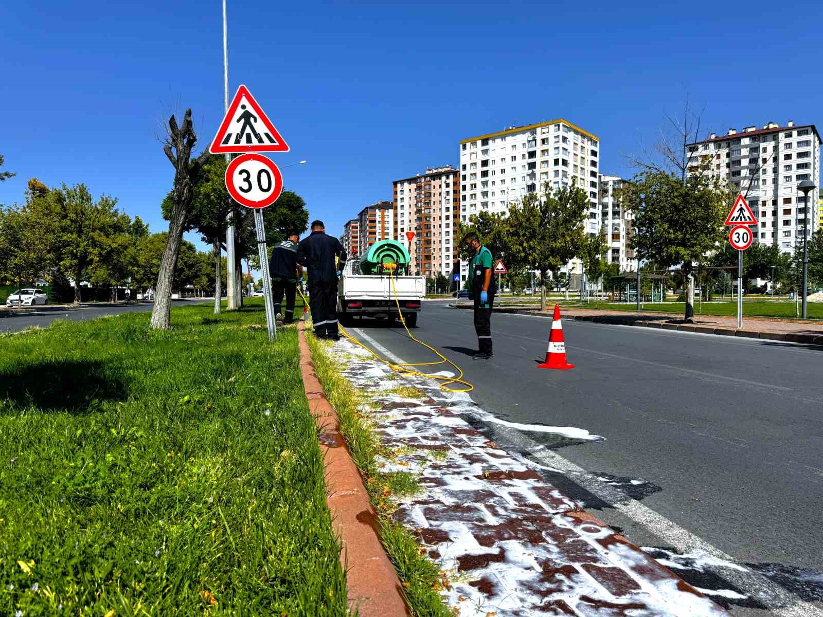 KAYSERİ BÜYÜKŞEHİR BELEDİYESİ; DÜZENLİ OLARAK SÜRDÜRDÜĞÜ İLAÇLAMA FAALİYETLERİNE YAZ MEVSİMİNDE HIZ VERDİ.