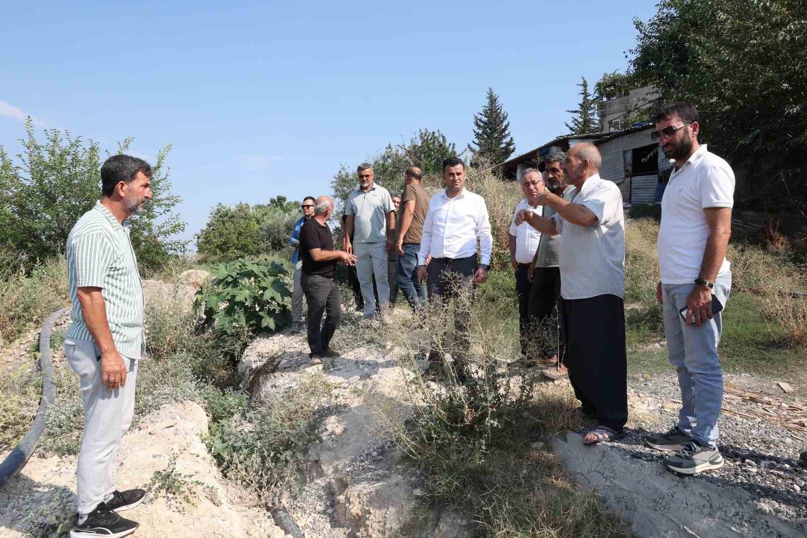 AKDENİZ KAYMAKAMI VE BELEDİYE BAŞKAN VEKİLİ MURAT BEŞİKCİ, CİVANYAYLAĞI MAHALLESİ’NDE ESNAF, ÜRETİCİ, BESİCİ VE VATANDAŞLARLA BİR ARAYA GELEREK BÖLGENİN SORUN VE TALEPLERİNİ DİNLEDİ.