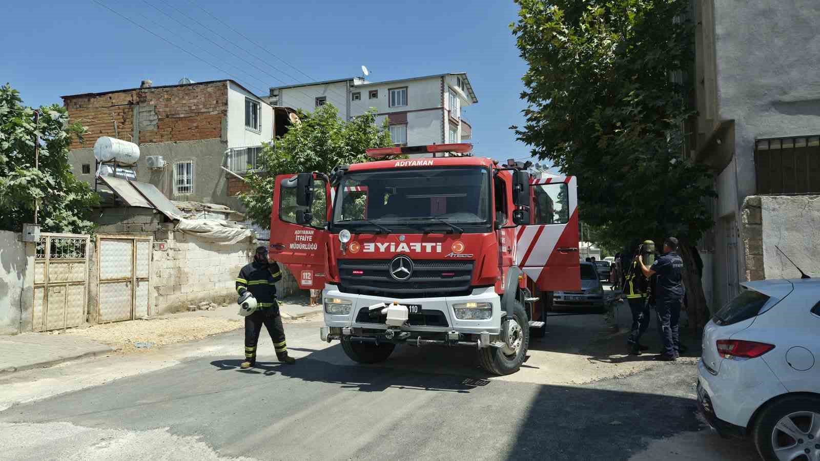 ADIYAMAN’DA BİR EVDE ÇAMAŞIR MAKİNESİNİN ELEKTRİK AKSAMINDAN ÇIKTIĞI DEĞERLENDİRİLEN YANGIN, PANİĞE NEDEN OLDU.